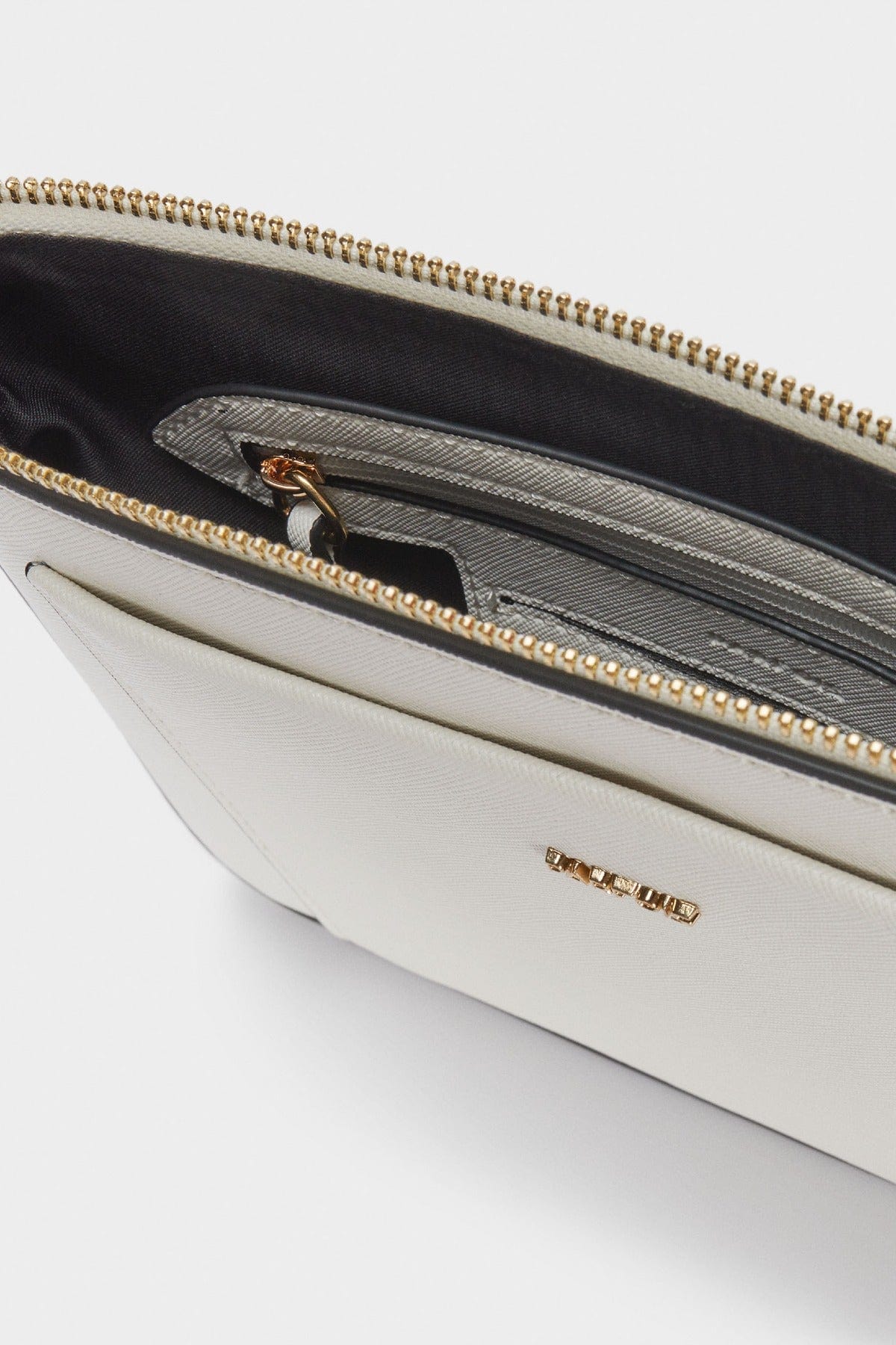 بارفوا حقيبة جلد كروس بجيب خارجي أبيض