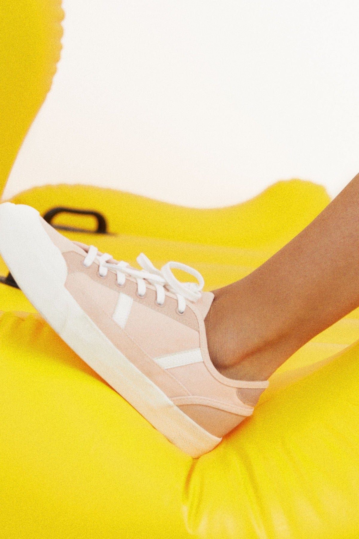 بارفوا حذاء رياضي نسائي سادة مزين بخطين وردي فاتح