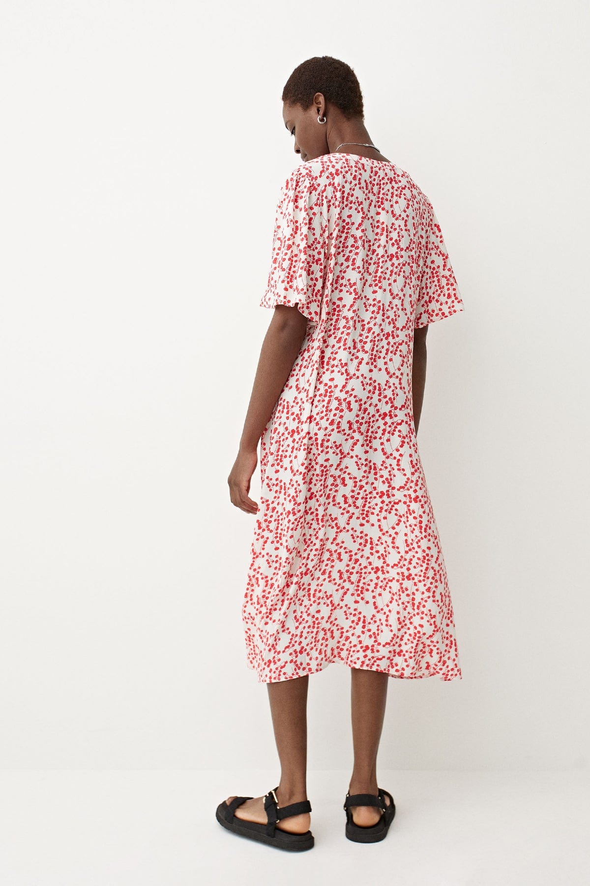 بارفوا فستان ميدي مشجرة بفتحة صدر V بيج فاتح