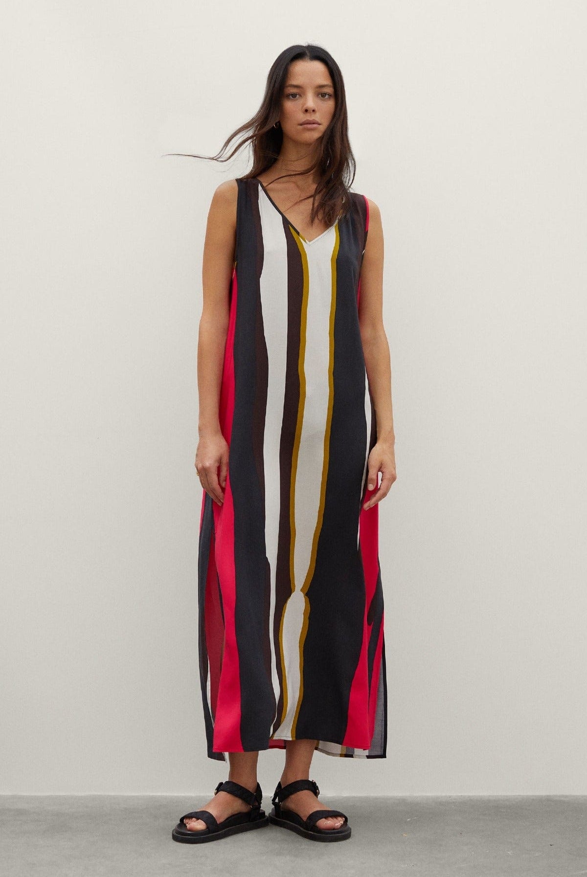 بارفوا فستان ميدي مطبوع مع حمالات متعدد الألوان