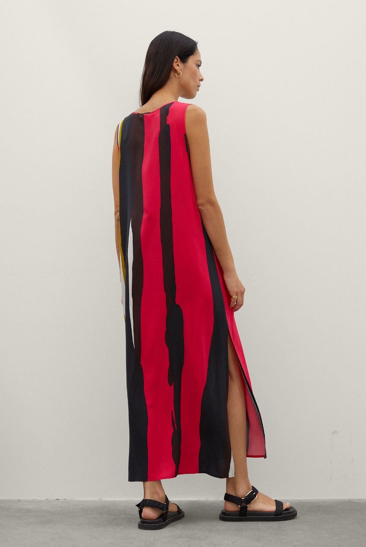 بارفوا فستان ميدي مطبوع مع حمالات متعدد الألوان