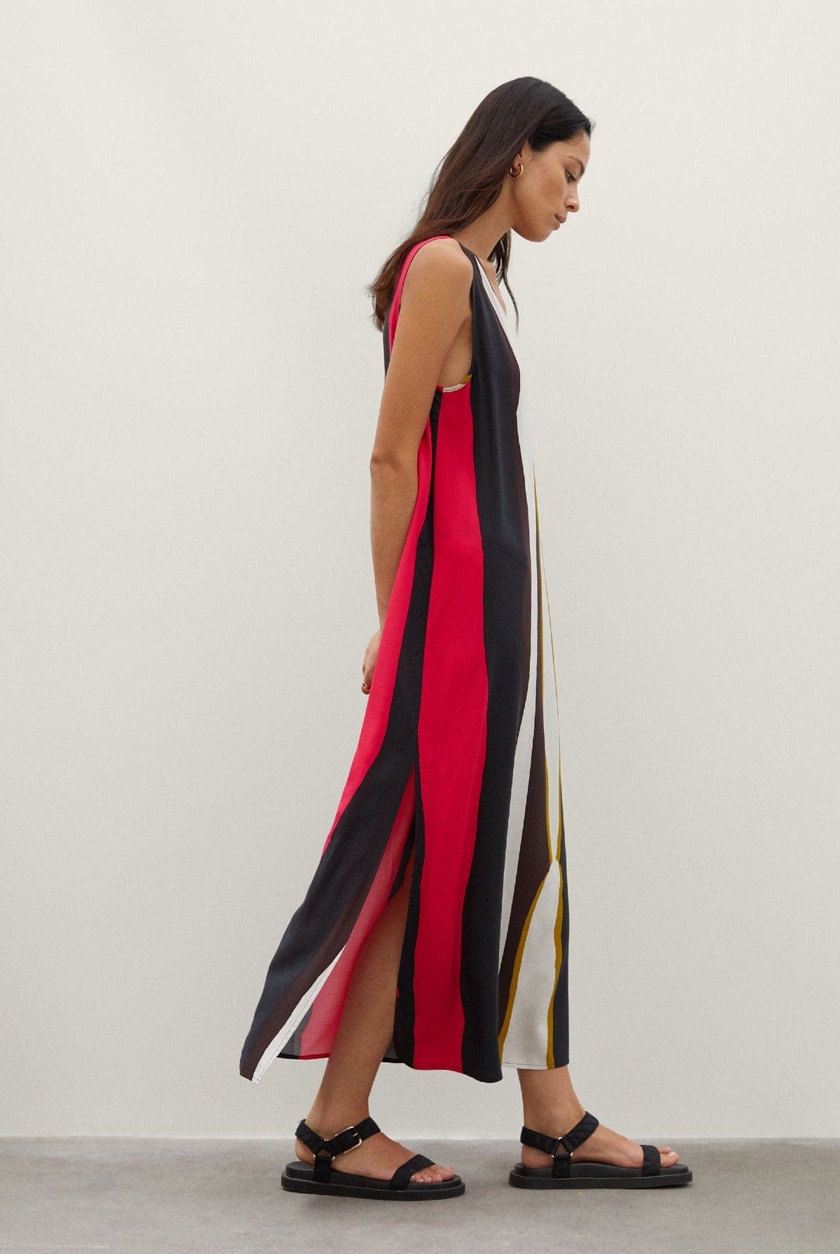 بارفوا فستان ميدي مطبوع مع حمالات متعدد الألوان