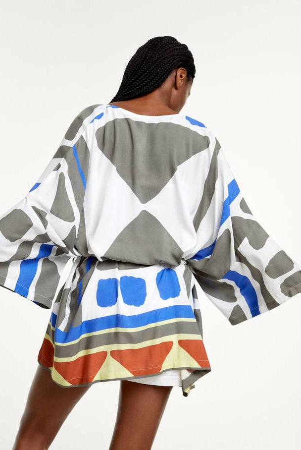 بارفوا كيمونو نسائي قصير بجيوب أمامية مطبوع رمادي