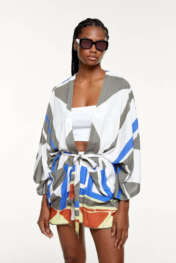 بارفوا كيمونو نسائي قصير بجيوب أمامية مطبوع رمادي