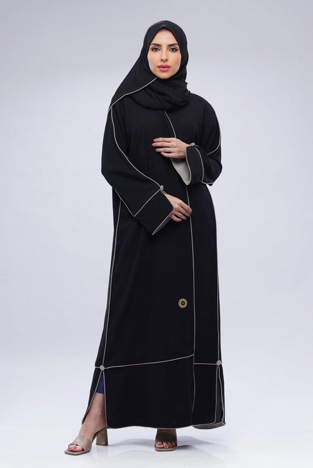 جوهرة عباية كتان كلاسيكية مطرزة مع تشكيلة قيطان أسود