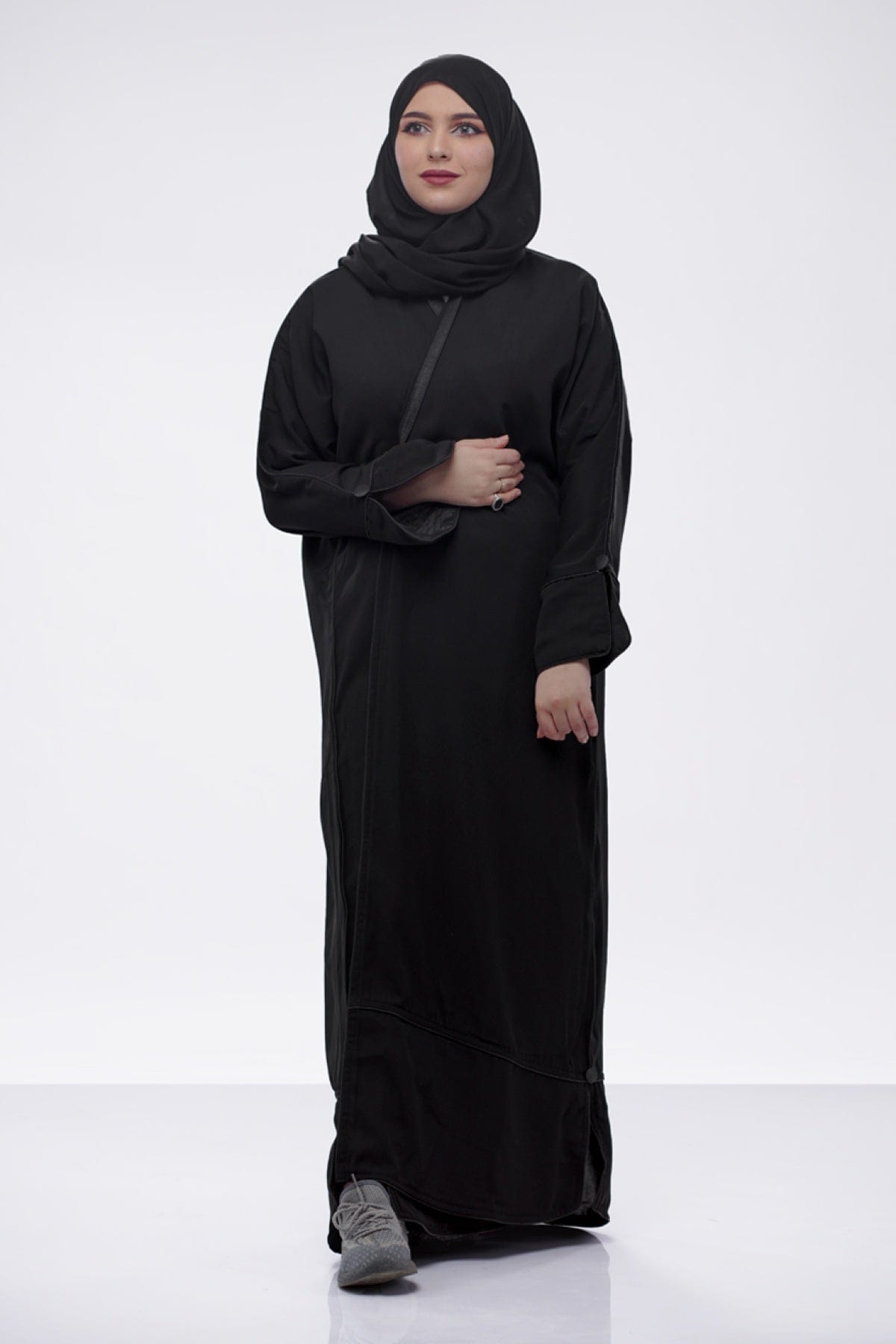 جوهرة عباية قماش ملكي كلاسيك بقيطان لف أسود