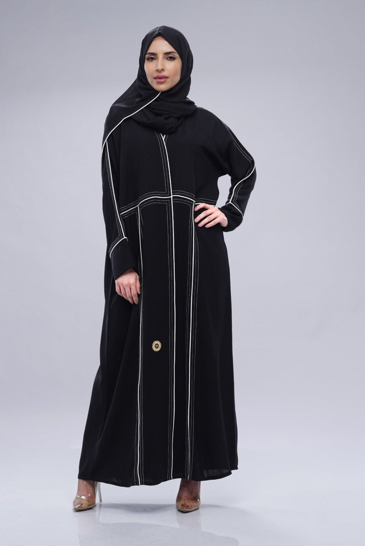 جوهرة عباية ملكي كلاسيكية مع قطن أبيض مفصل أسود