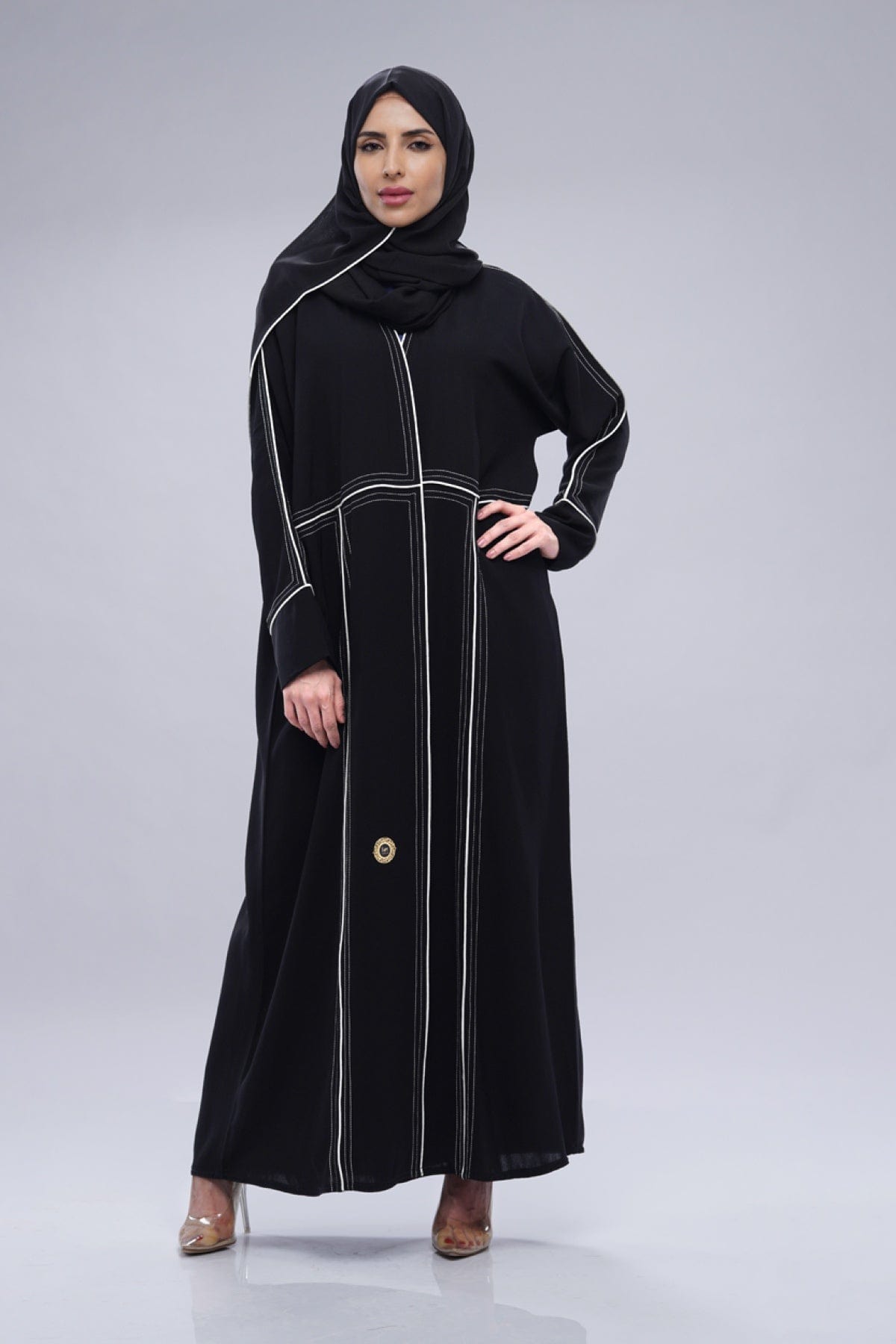 جوهرة عباية ملكي كلاسيكية مع قطن أبيض مفصل أسود