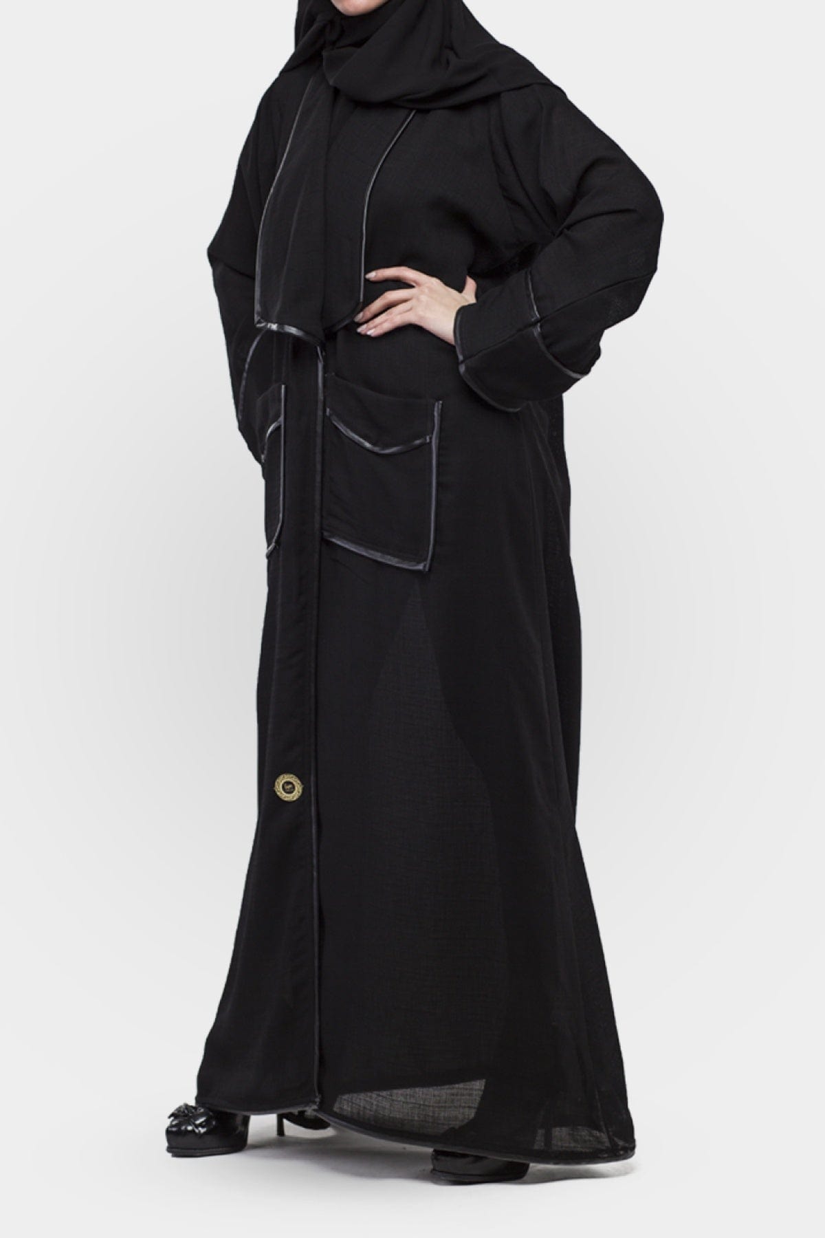 جوهرة عباية قماش كتان ة مطرزة بأزرار أمامية وجيوب أسود