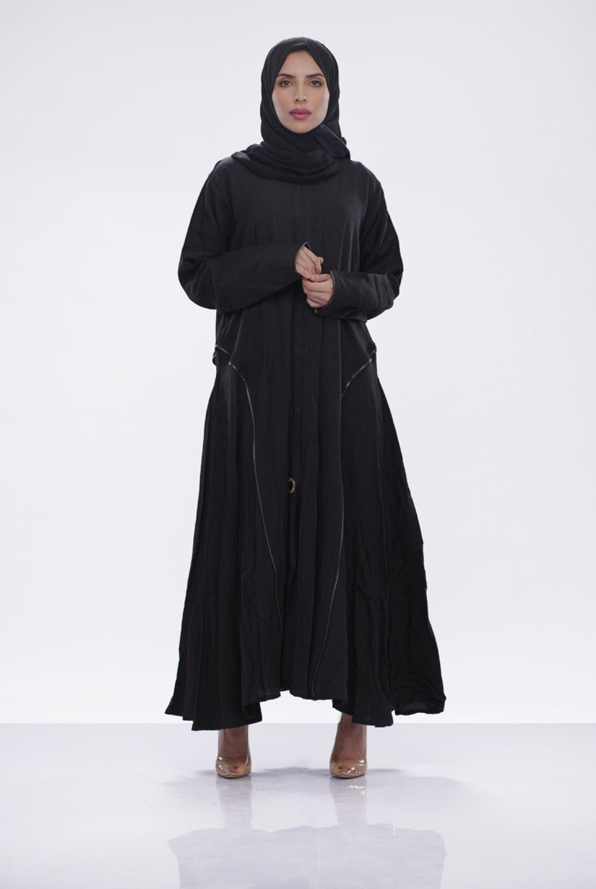 جوهرة عبايه كتان سادة كلاسيك مع تشكيلة من الجلد أسود