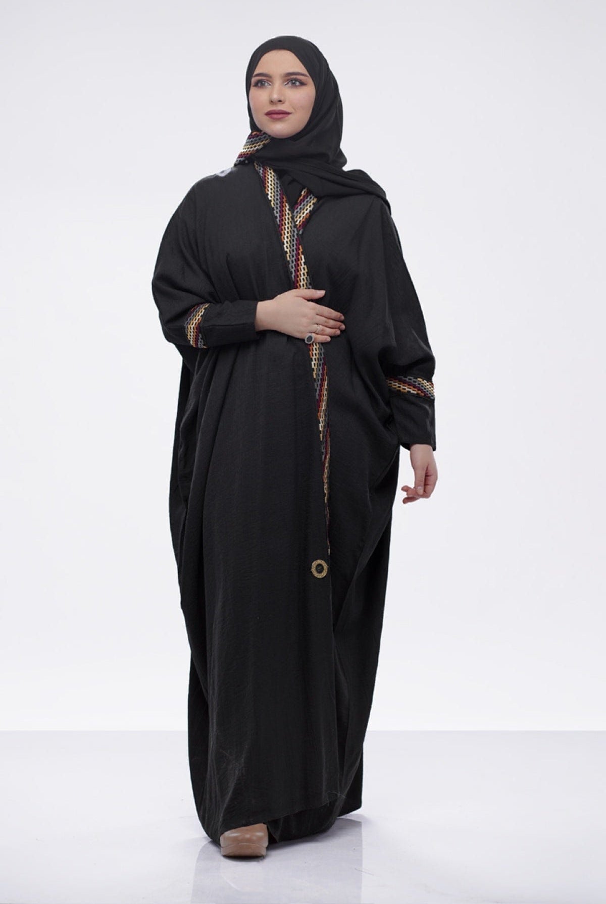 جوهرة عباية أكمام ضيقة كتان موديل بشت بكلفة ملونة أسود