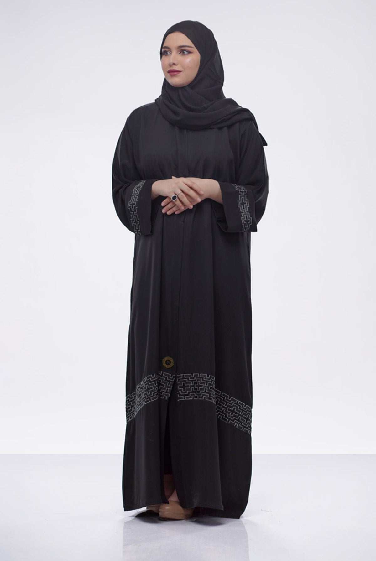 جوهرة عباية كلاسيك بكلفة تطريز هندسي بالأبيض أسود