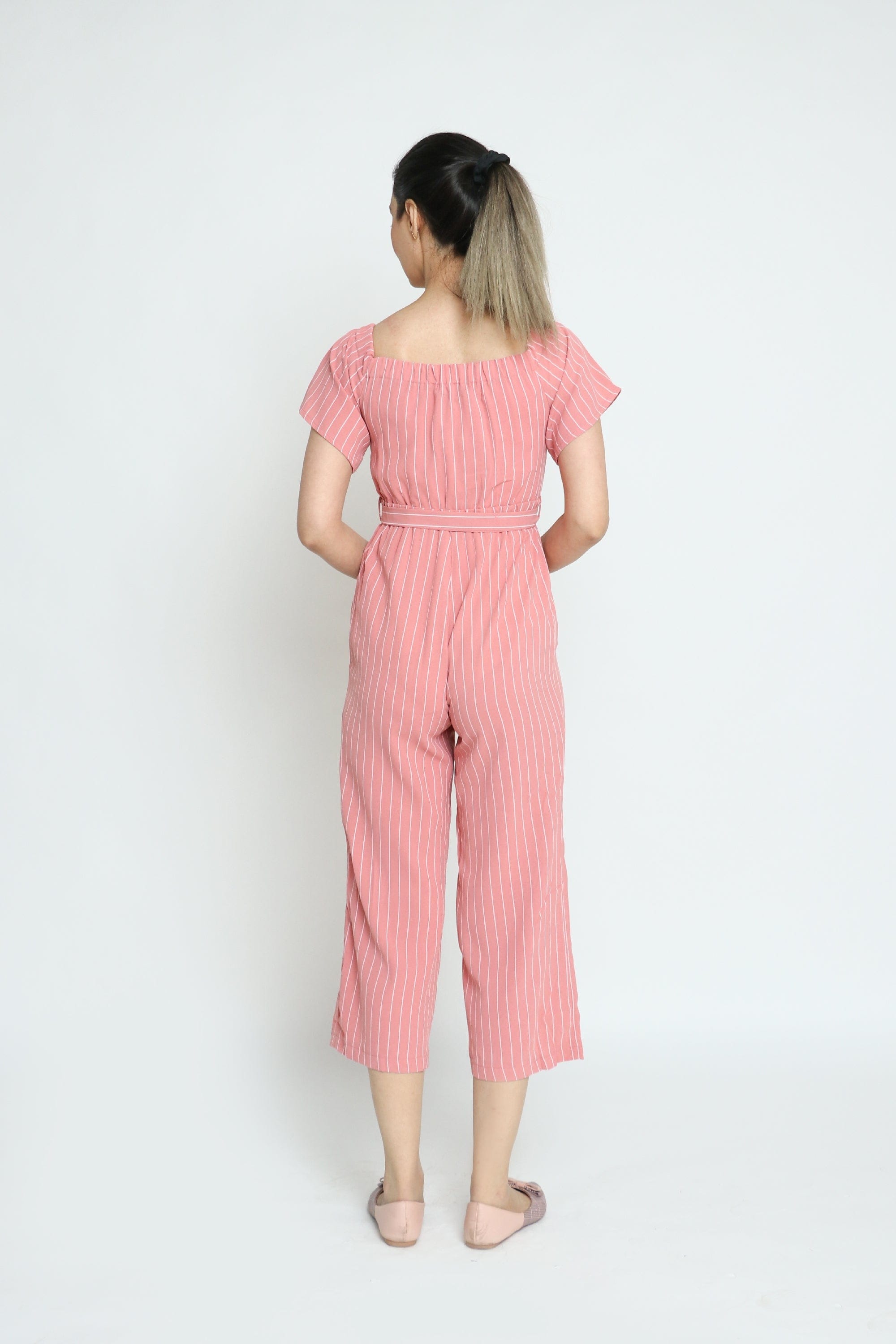 كيتشن جمبسوت مخططة بالطول مع رباط على الخصر كم قصير نسائي وردي