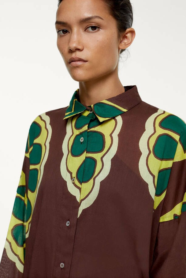 بارفوا فستان تصميم قميص طويل بأكمام مطبوعة بني