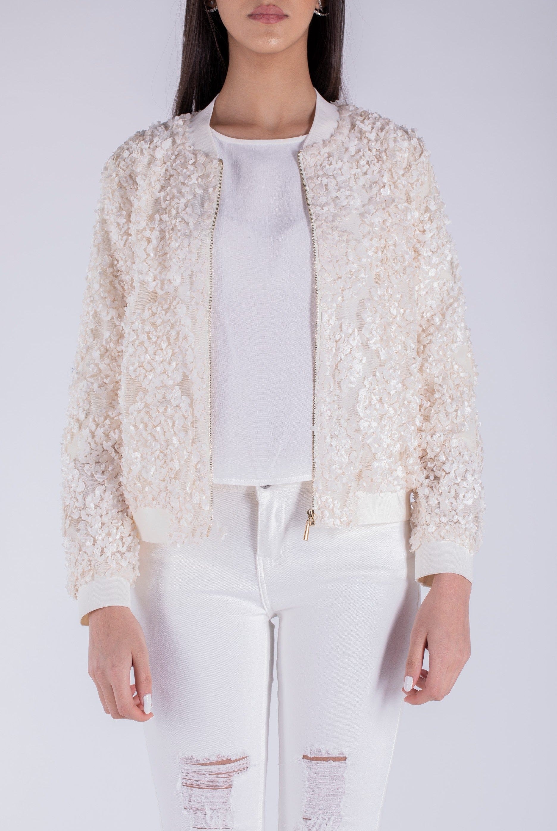 نتشي سترة مزينة بالورود بأكمام طويلة