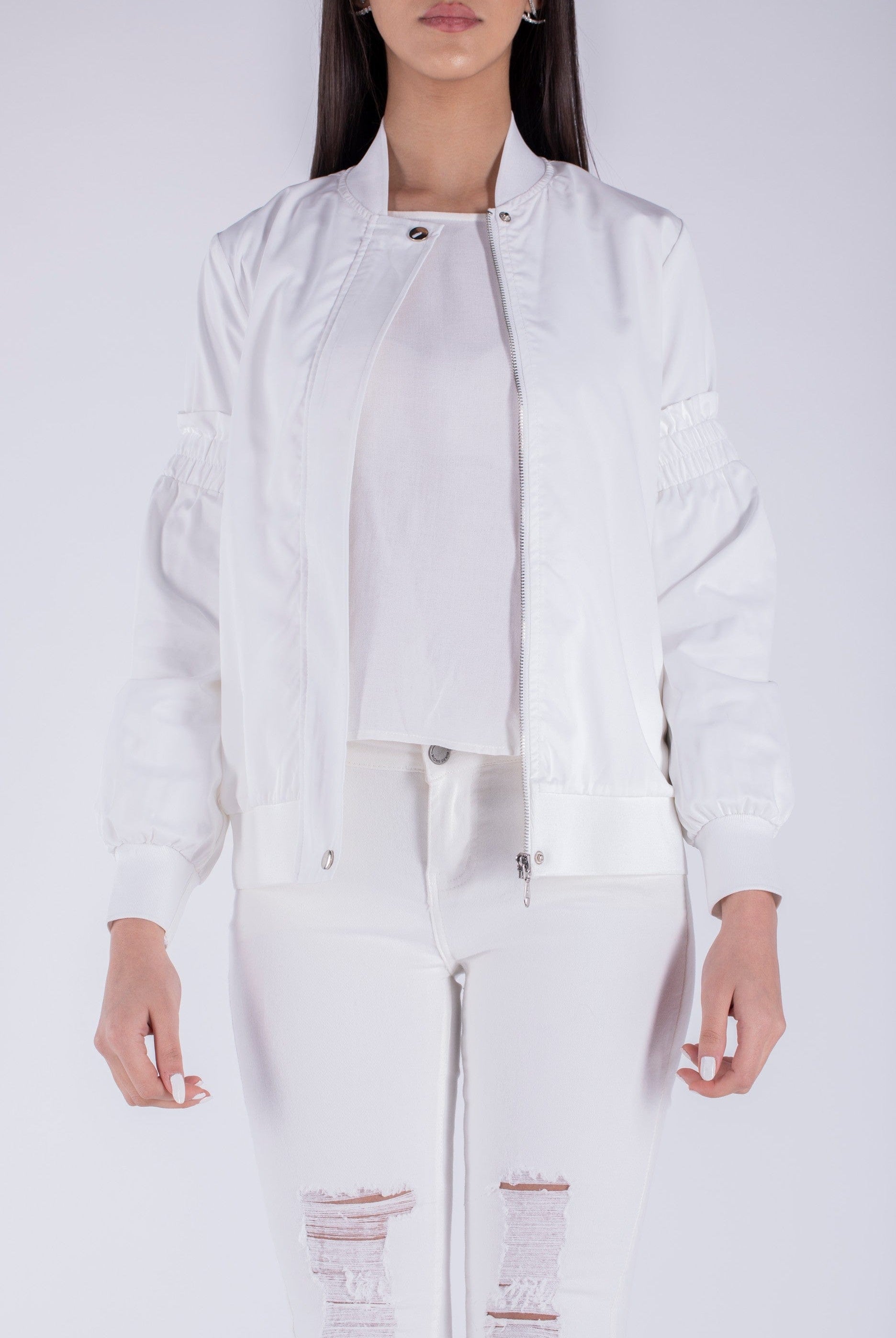 نتشي سترة سادة بسحاب بأكمام طويلة وأساور على اليد