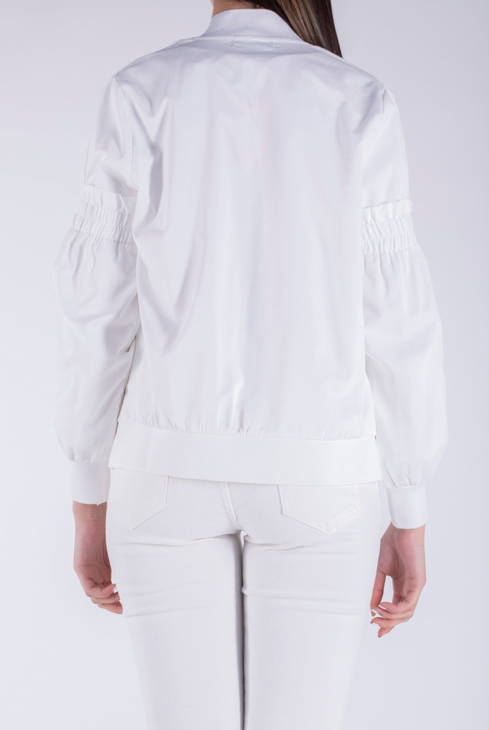 نتشي سترة سادة بسحاب بأكمام طويلة وأساور على اليد