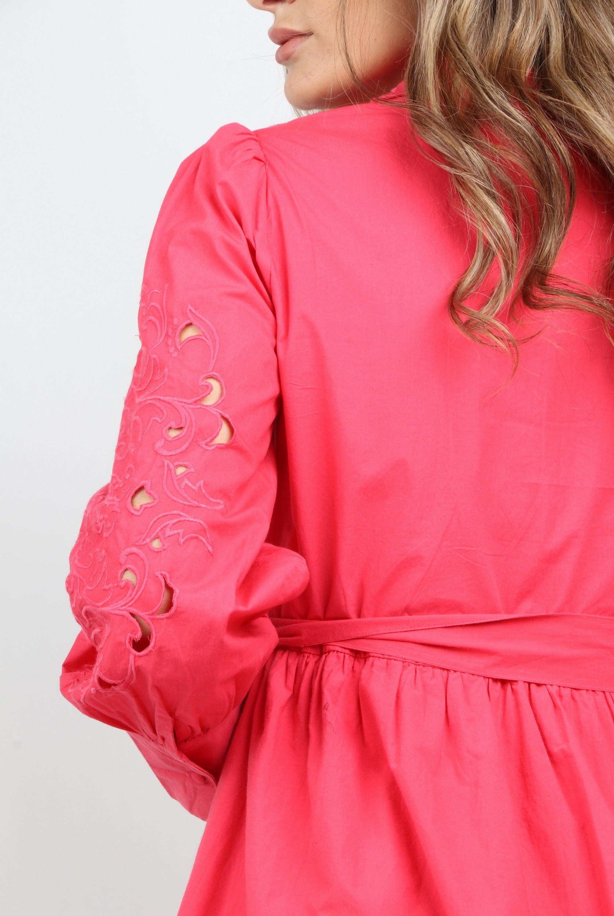 داليدرس فستان قميص ميدي بحزام خصر وياقة طويلة وأزرار أمامية بكم طويل