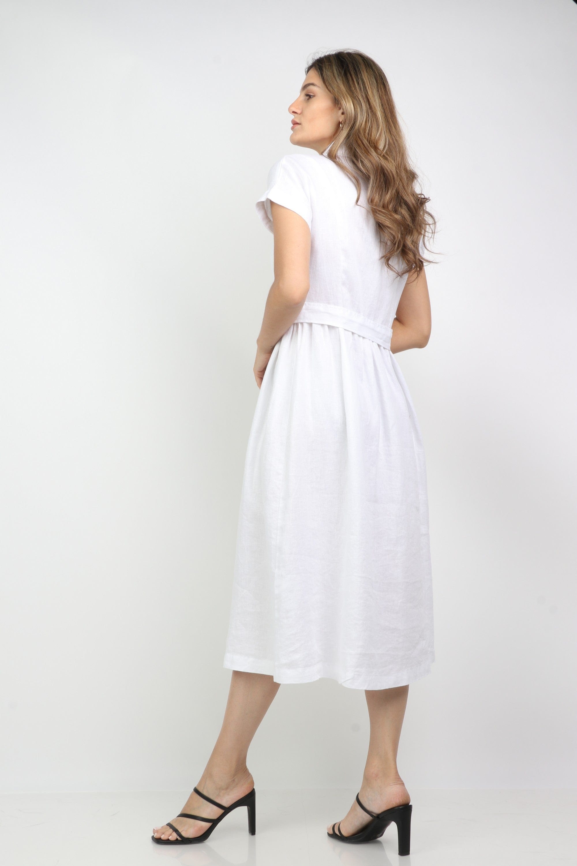 داليدرس فستان ميدي بنمط قميص سادة مخصر كم قصير