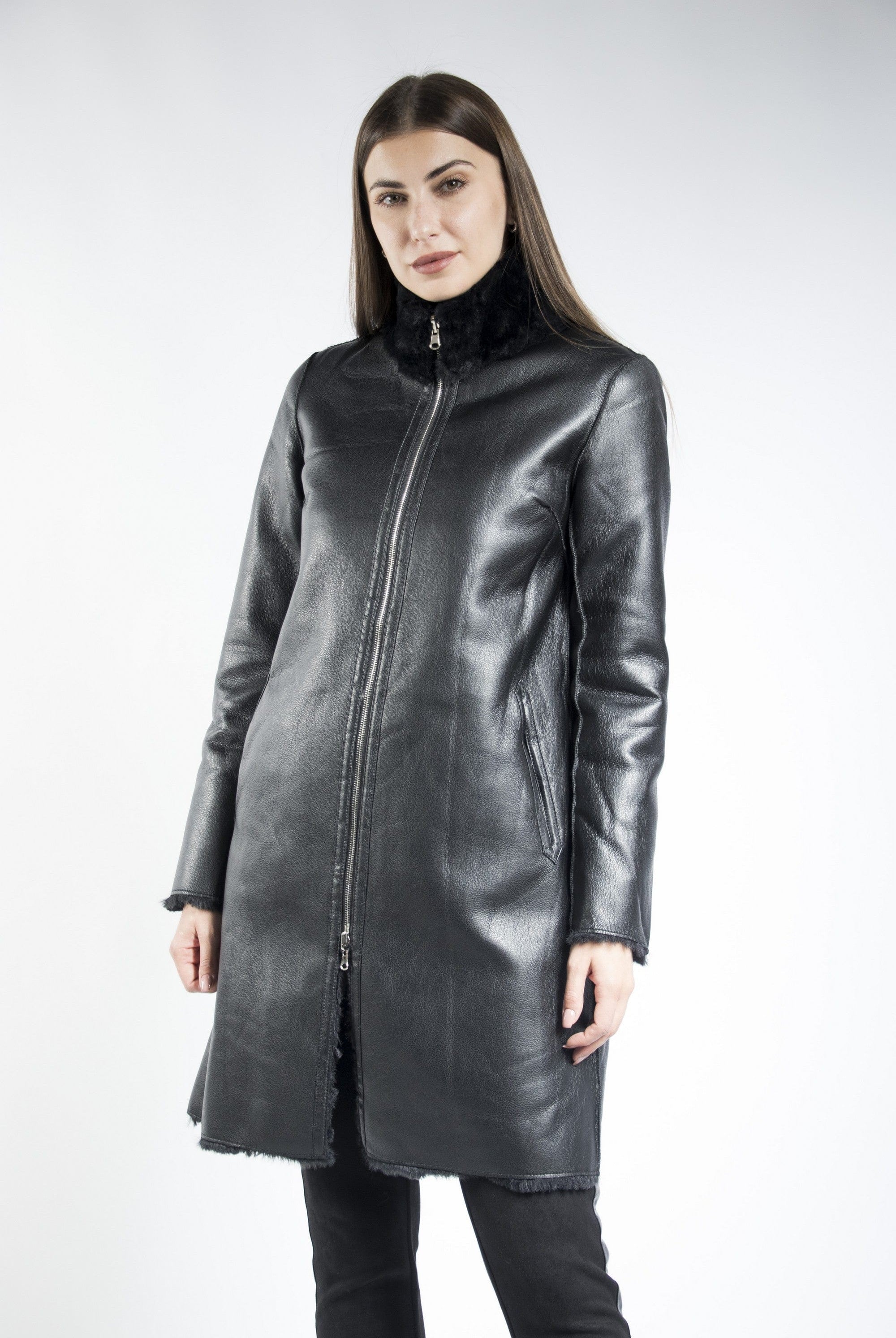 داليدرس جاكيت طويل جلد مزين بالفرو كم طويل