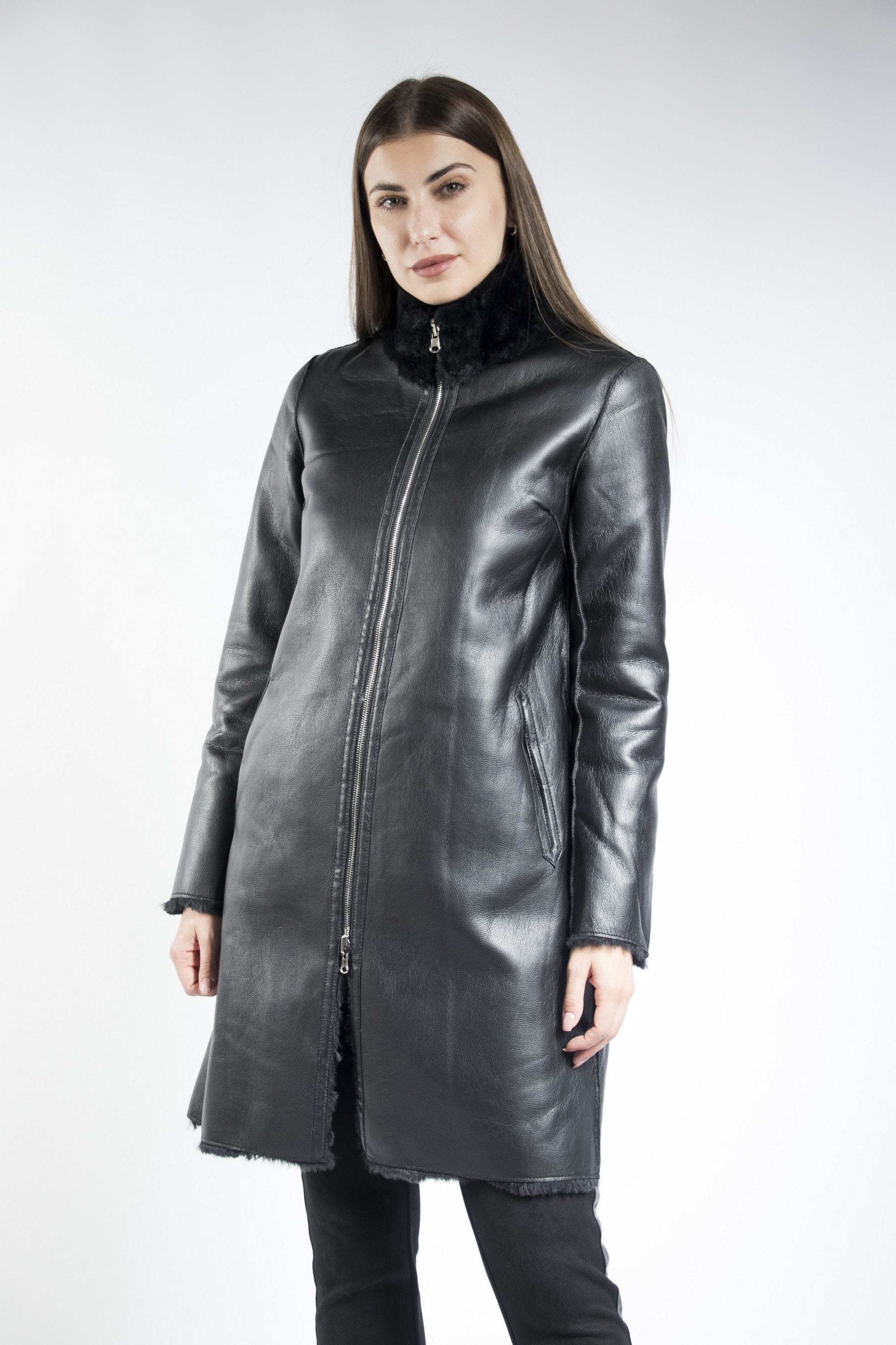 داليدرس جاكيت طويل جلد مزين بالفرو كم طويل