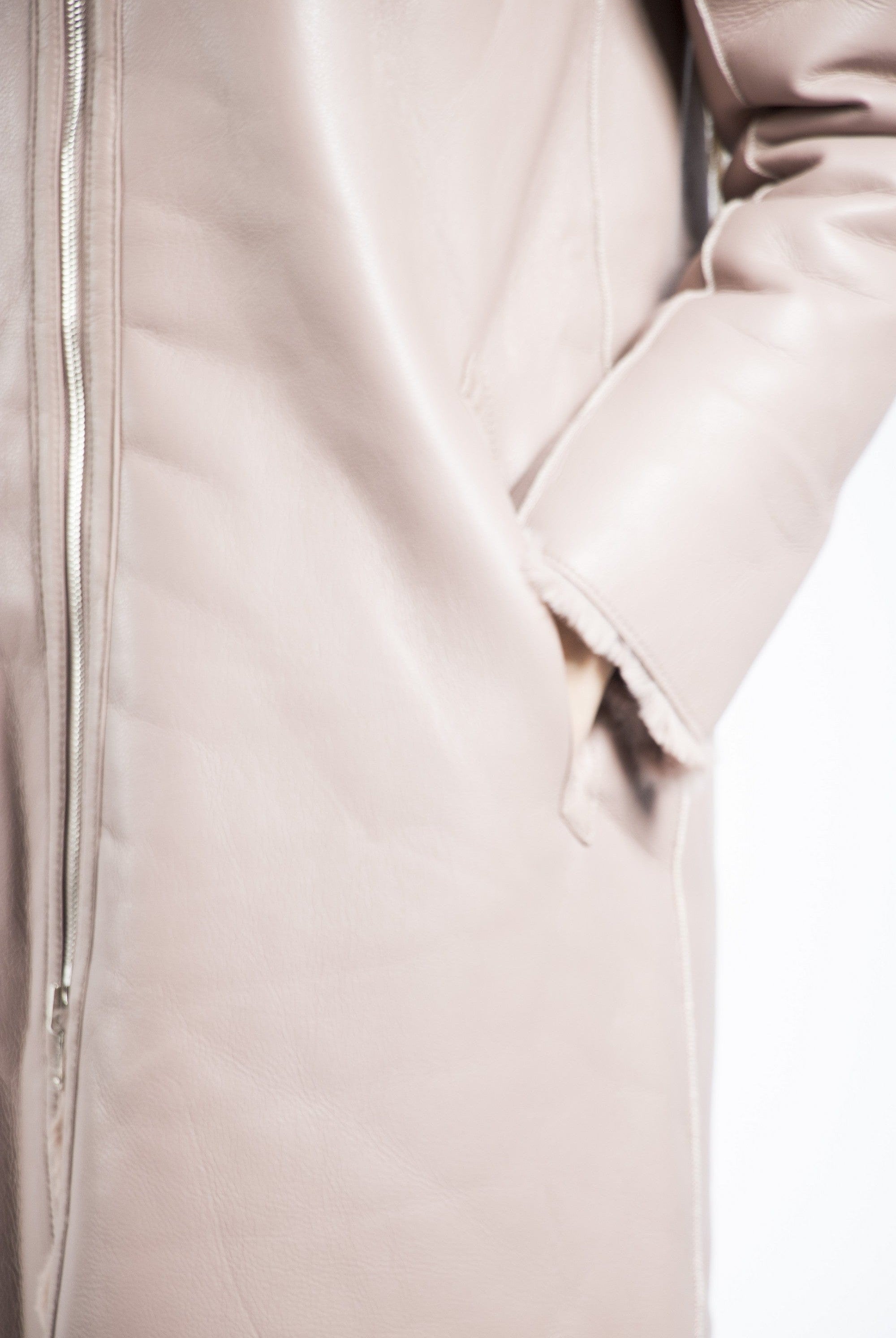 داليدرس جاكيت طويل جلد مزين بالفرو كم طويل