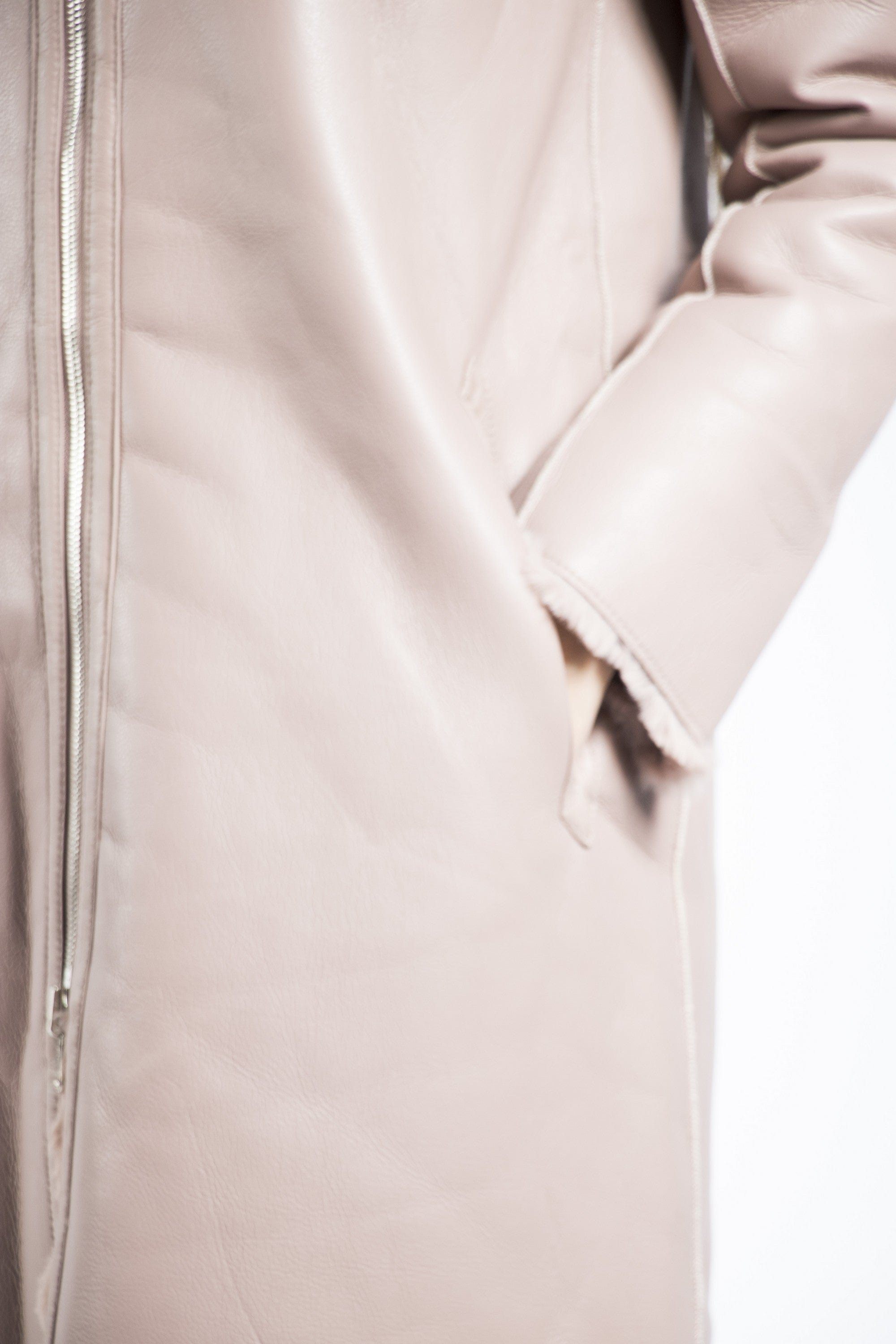 داليدرس جاكيت طويل جلد مزين بالفرو كم طويل