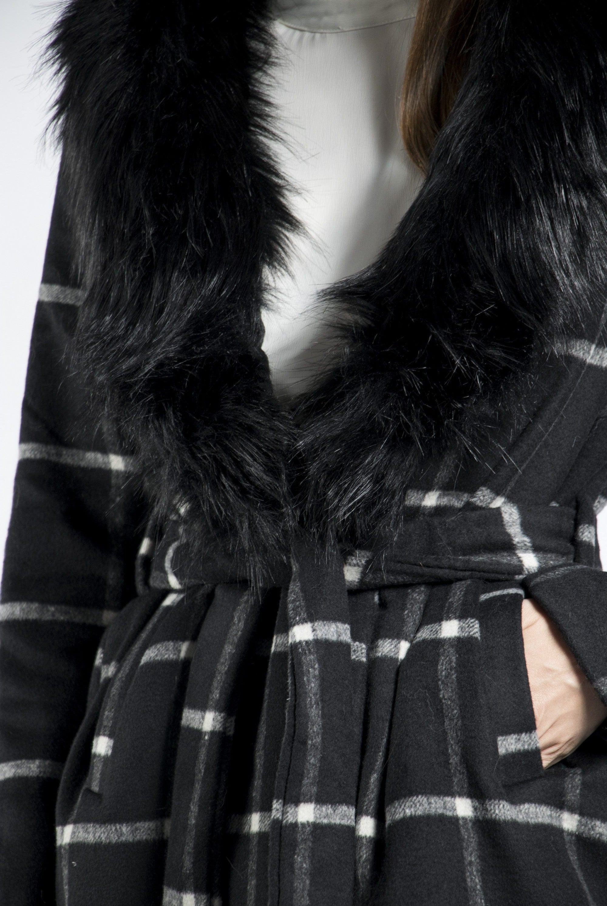 داليدرس جاكيت طويل مربعات مزين بالفرو كم طويل أسود