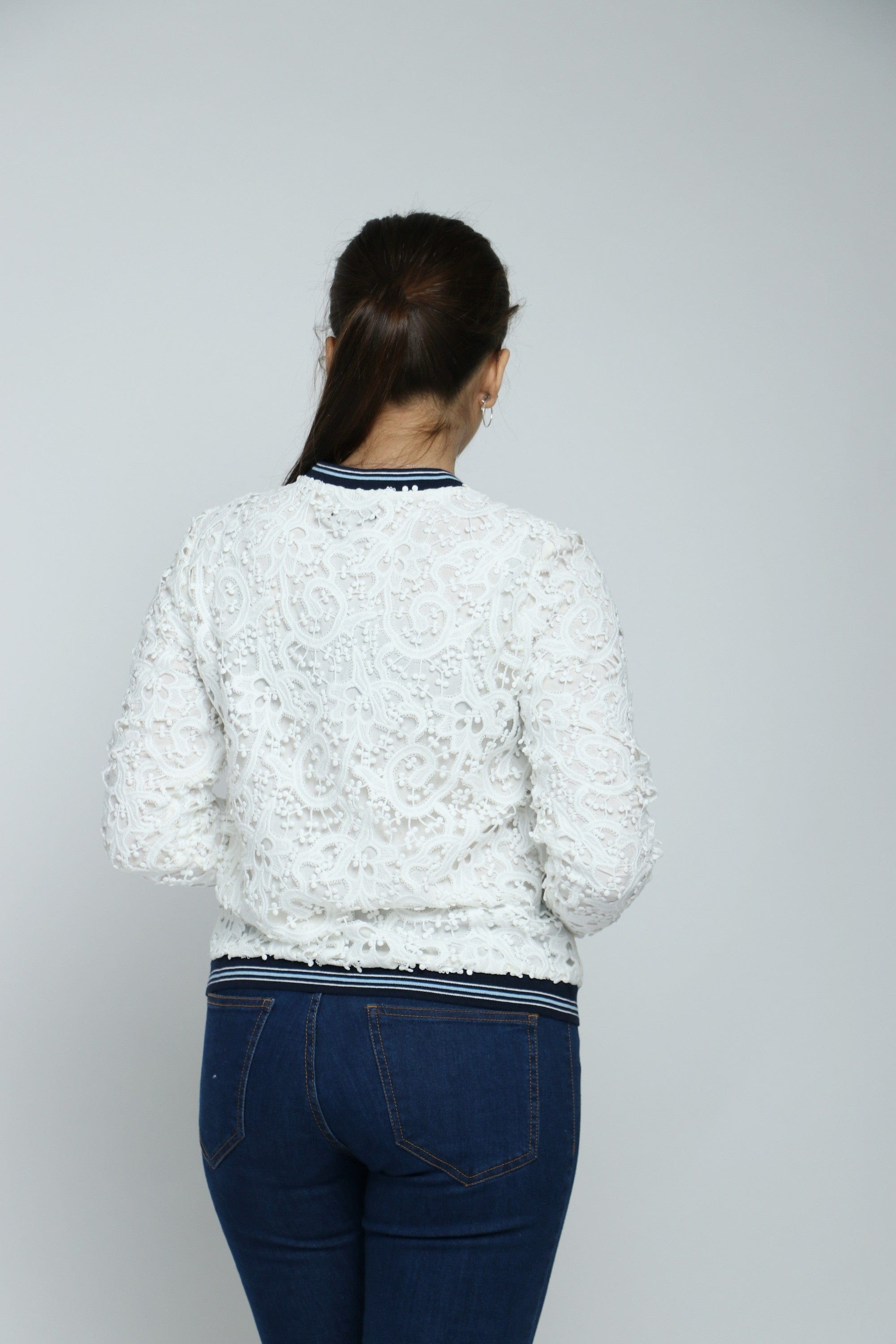 داليدرس جاكيت مخرم كم طويل مزين بالكرات نسائي أبيض/كحلي