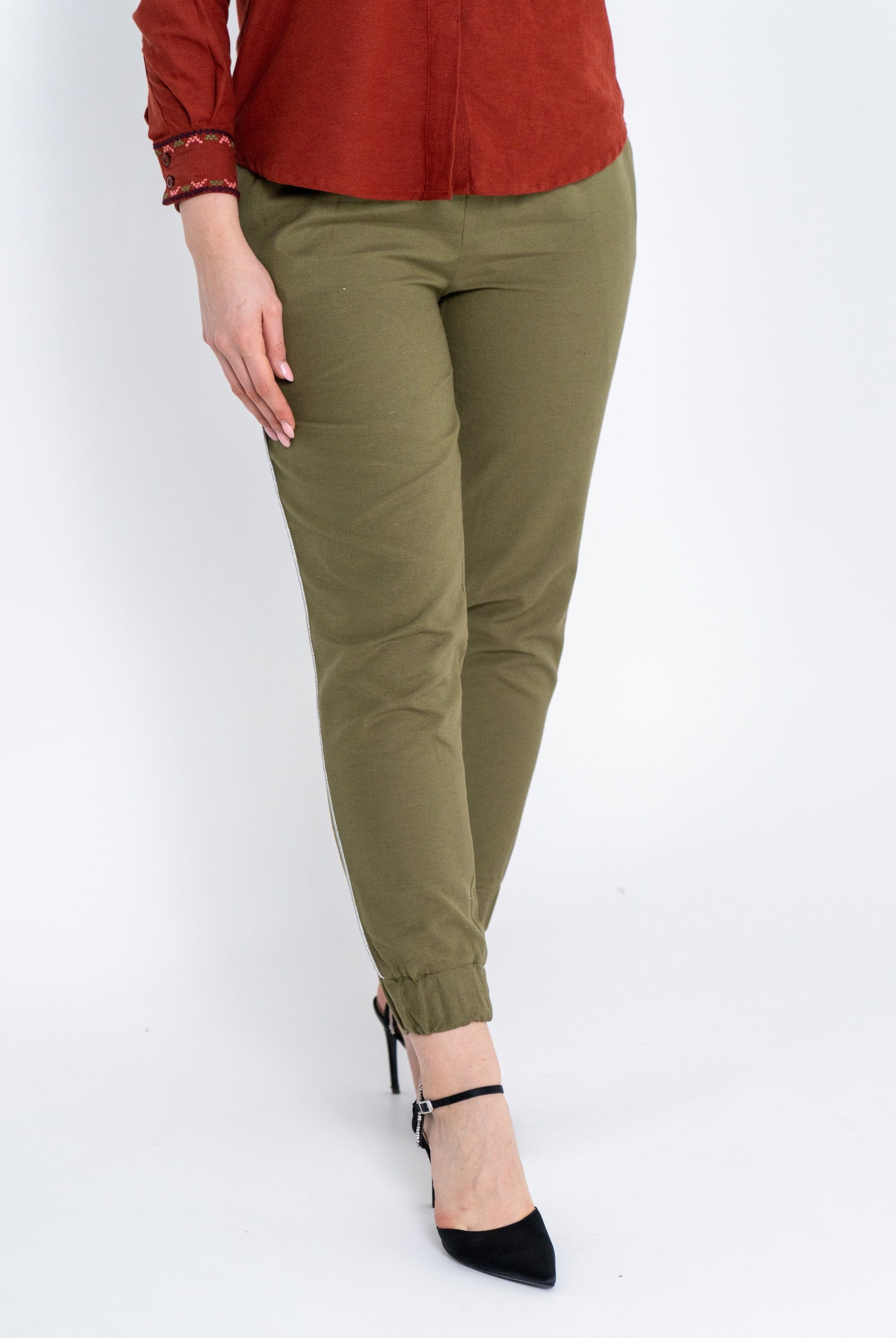 داليدرس بنطلون نسائي سادة مزين بنقشة ومفتوح من الأسفل أخضر زيتوني