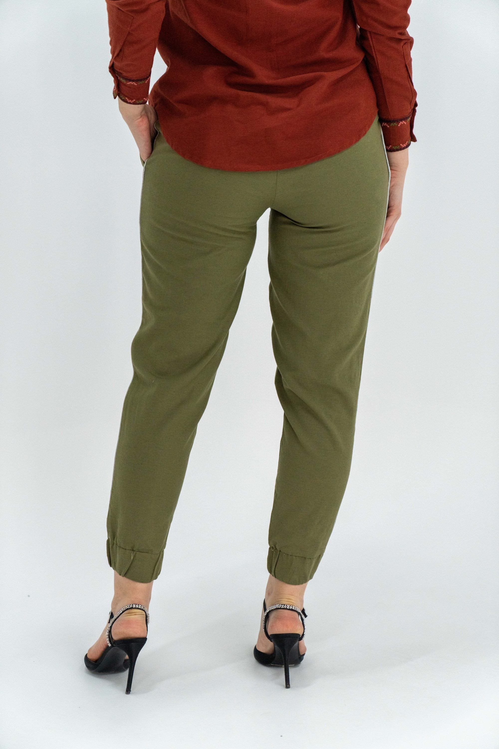 داليدرس بنطلون نسائي سادة مزين بنقشة ومفتوح من الأسفل أخضر زيتوني