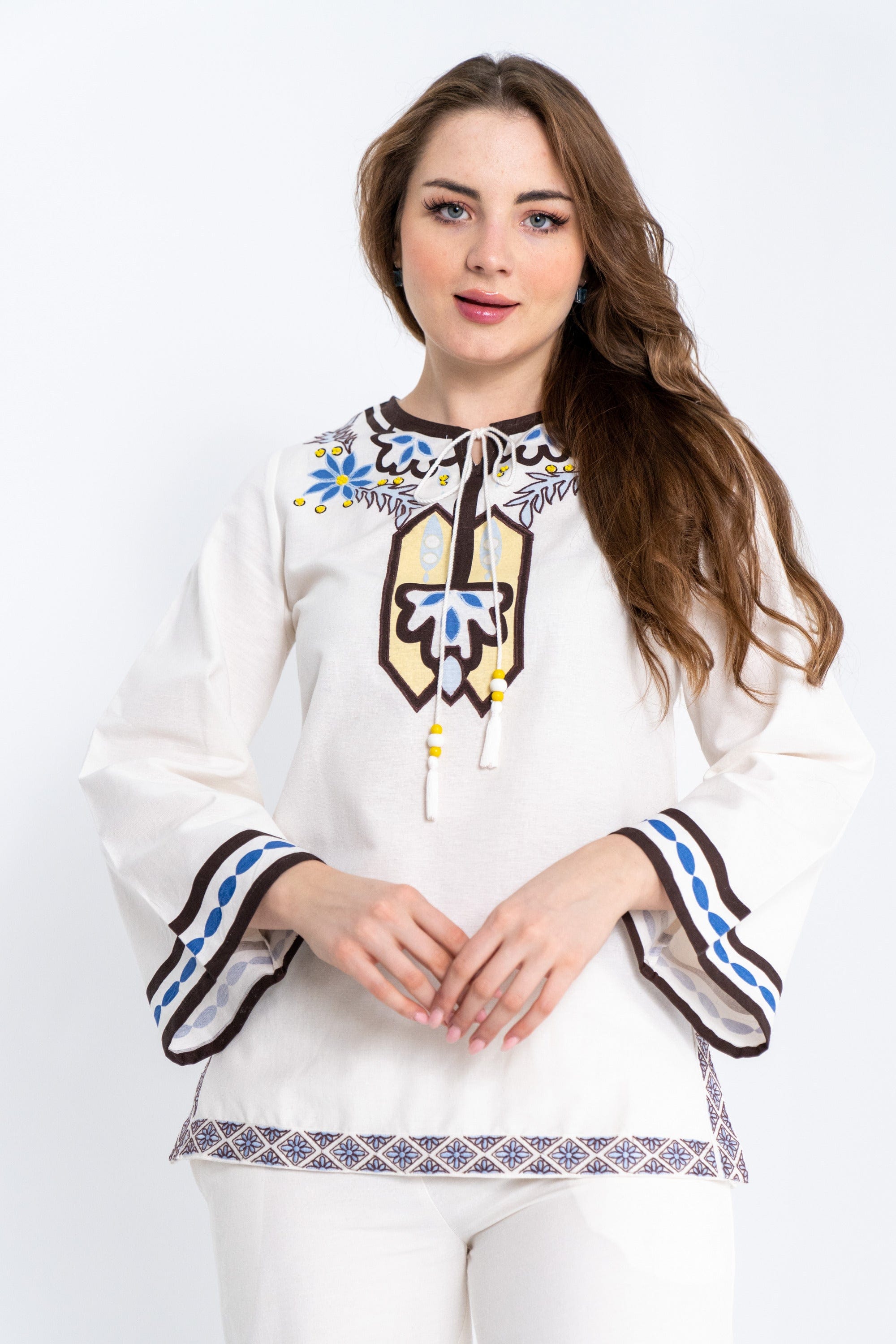 داليدرس بلوزة نسائية فخمة بنقشة على الصدر مزينة برباط رفيع أبيض شاحب