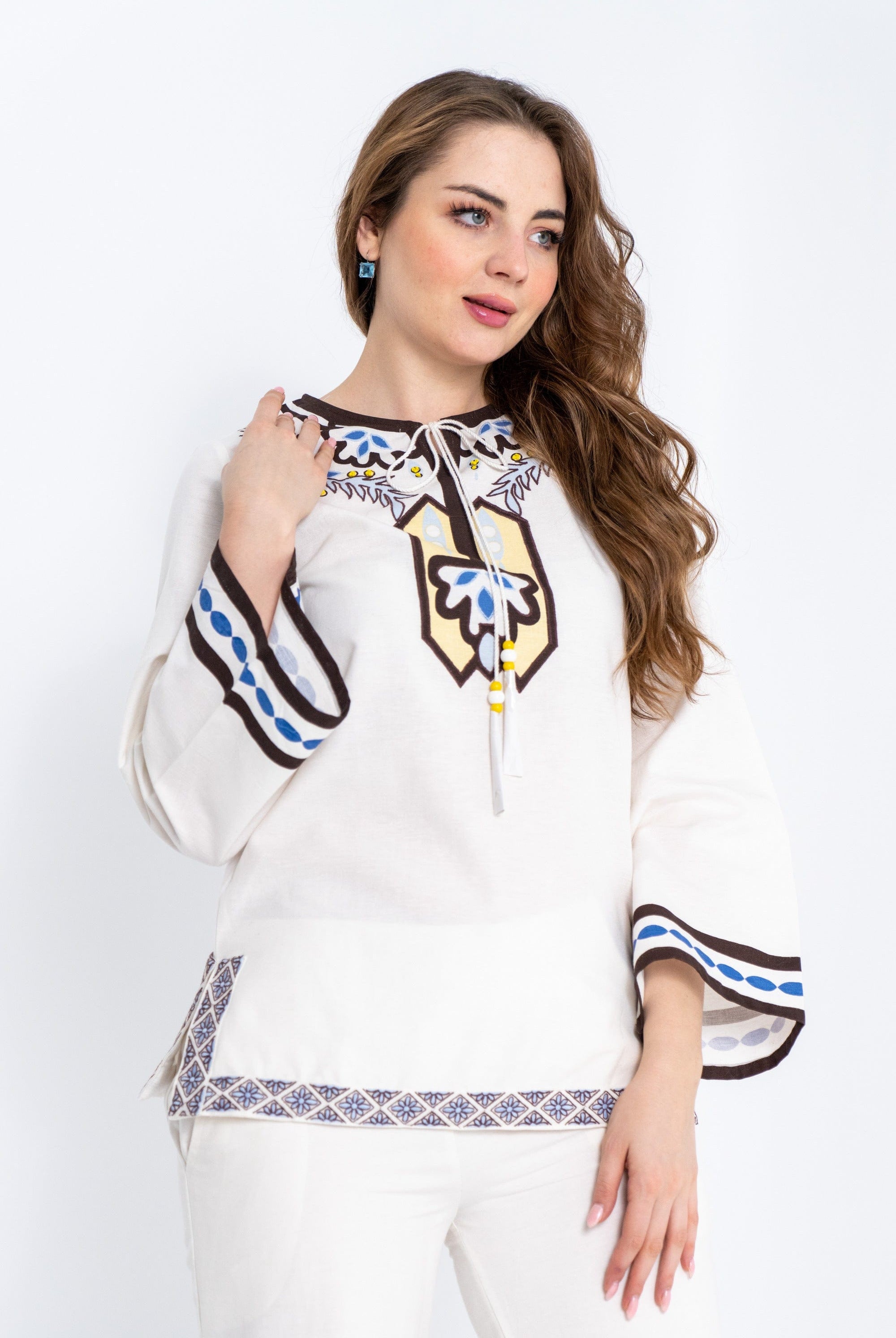 داليدرس بلوزة نسائية فخمة بنقشة على الصدر مزينة برباط رفيع أبيض شاحب