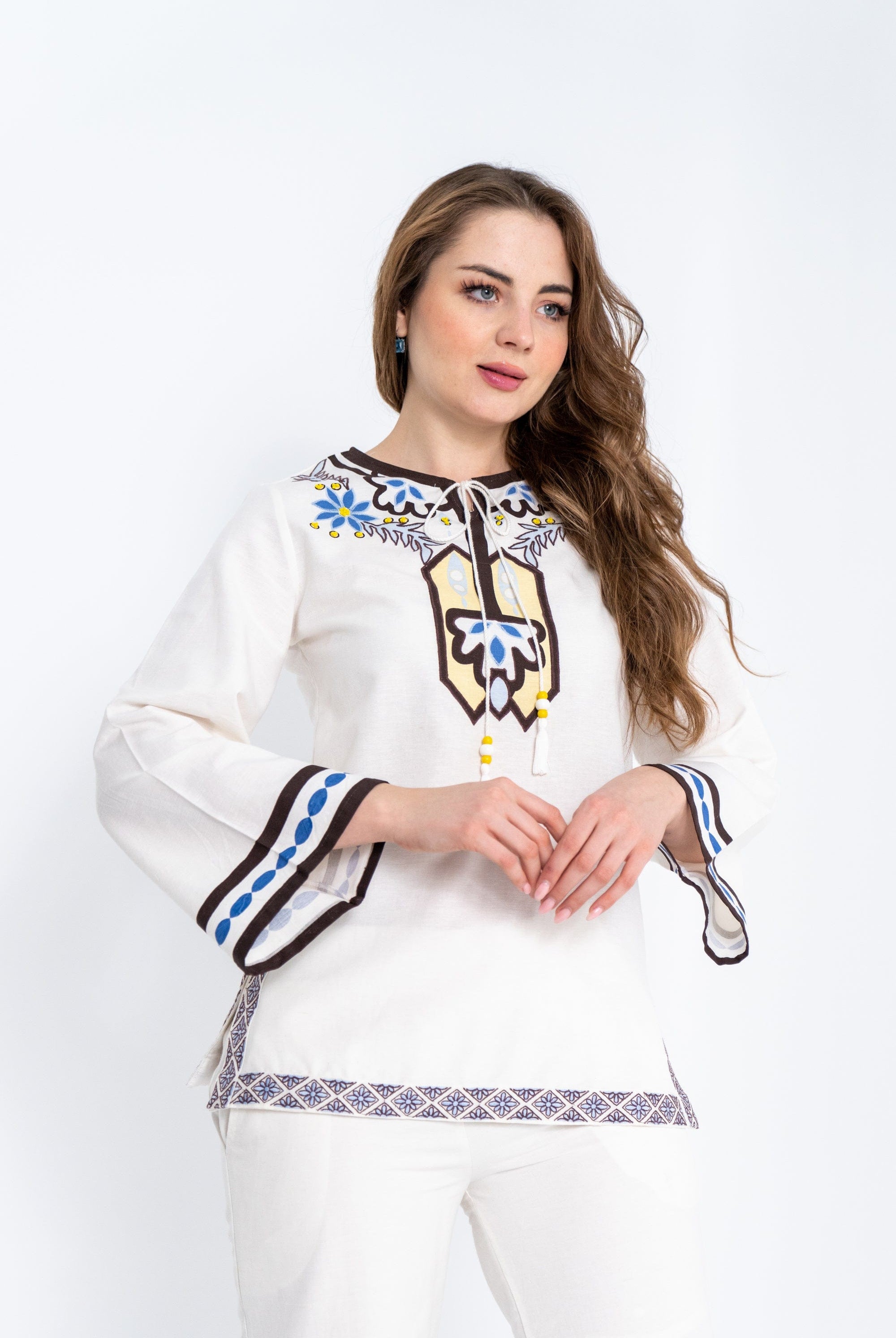 داليدرس بلوزة نسائية فخمة بنقشة على الصدر مزينة برباط رفيع أبيض شاحب