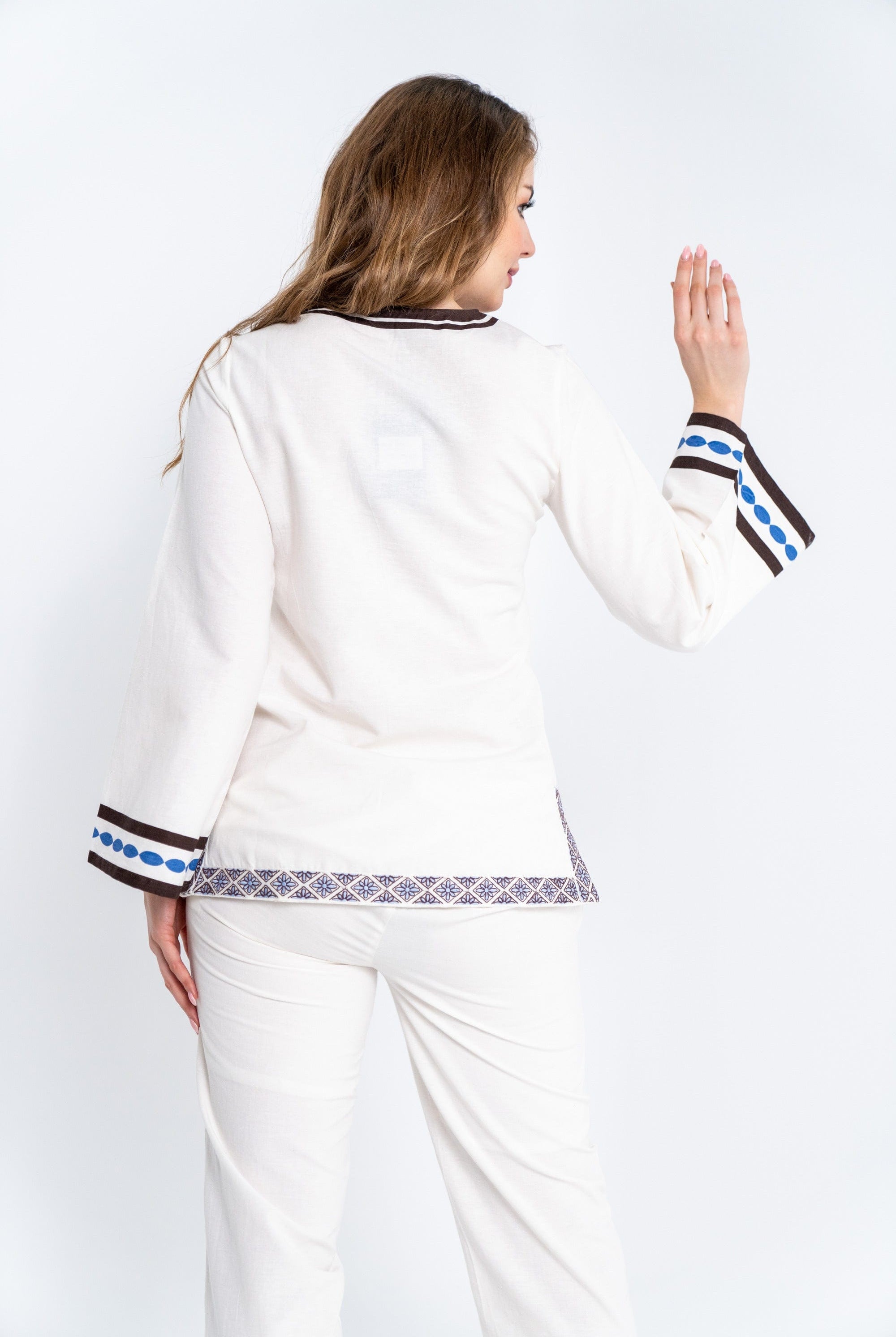 داليدرس بلوزة نسائية فخمة بنقشة على الصدر مزينة برباط رفيع أبيض شاحب