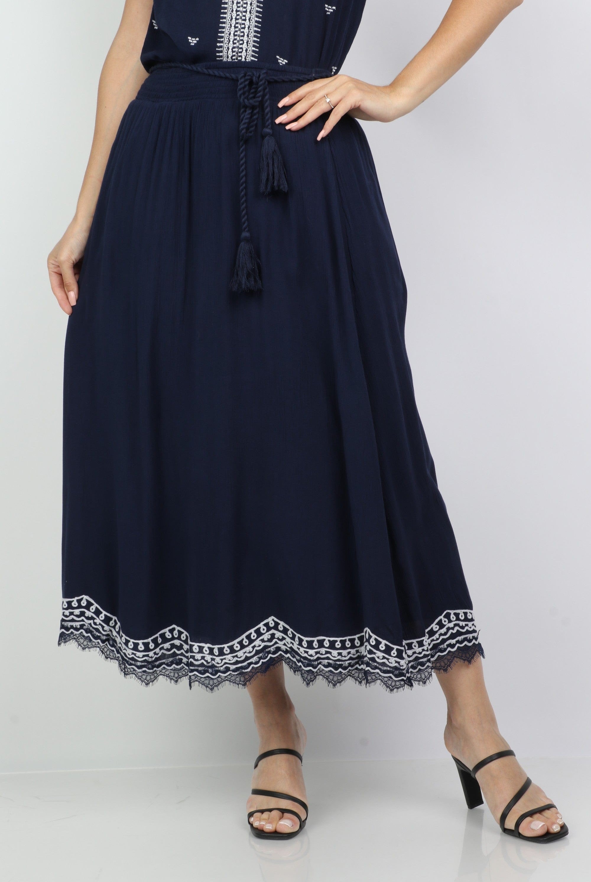 داليدرس تنورة ميدي سادة بنقشات من الأسفل أسود