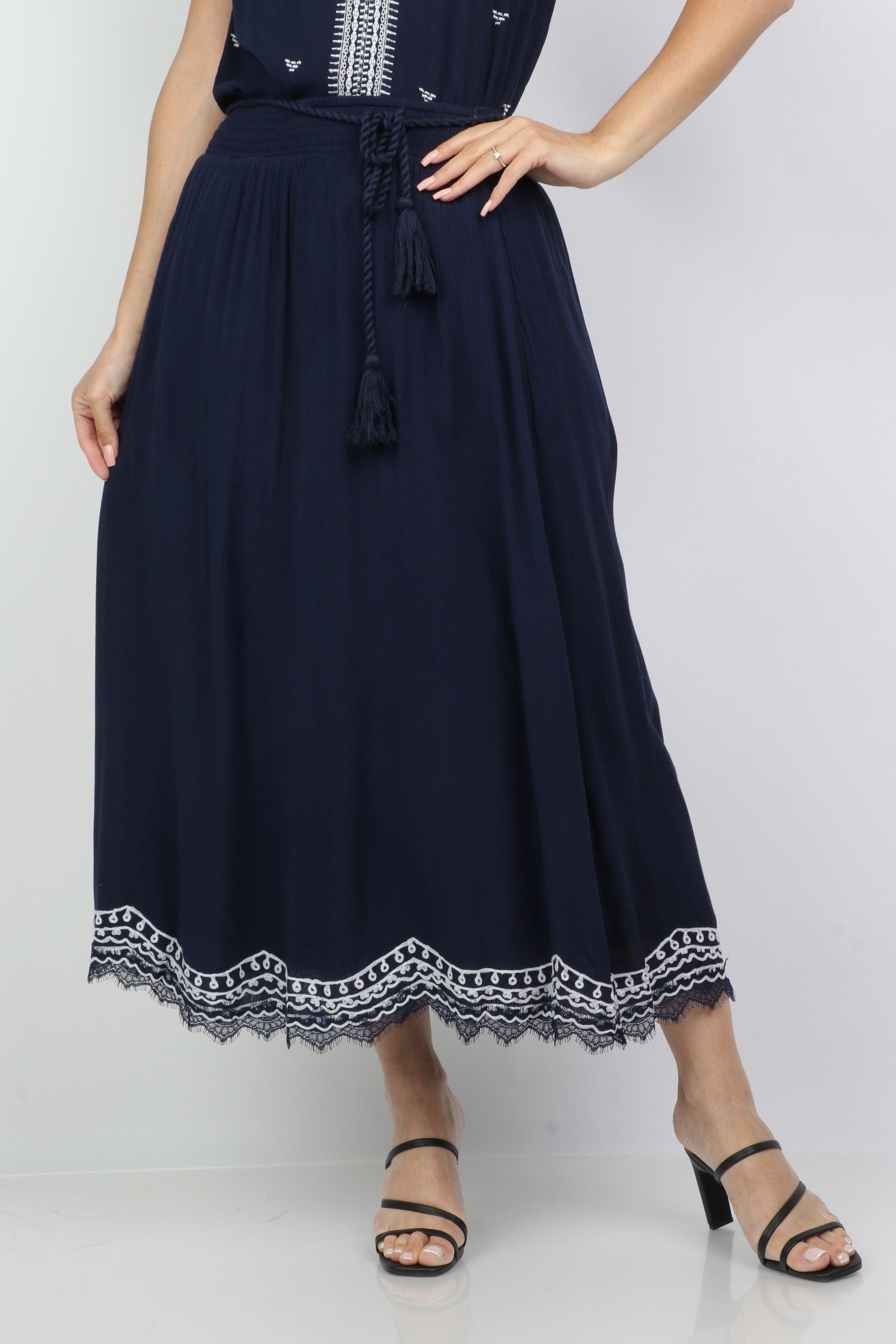 داليدرس تنورة ميدي سادة بنقشات من الأسفل أسود