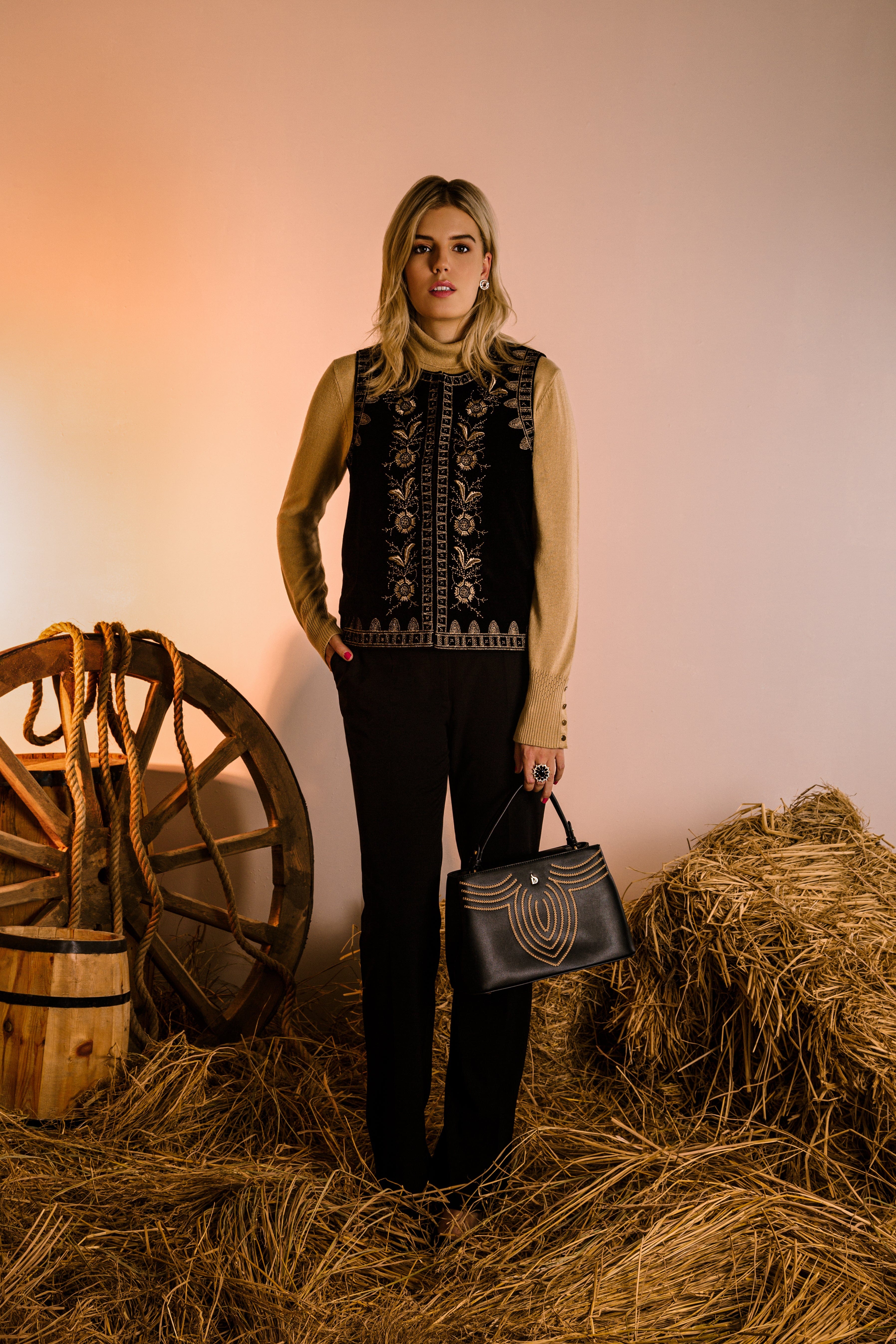 داليدرس فيست نسائي مطرز أسود