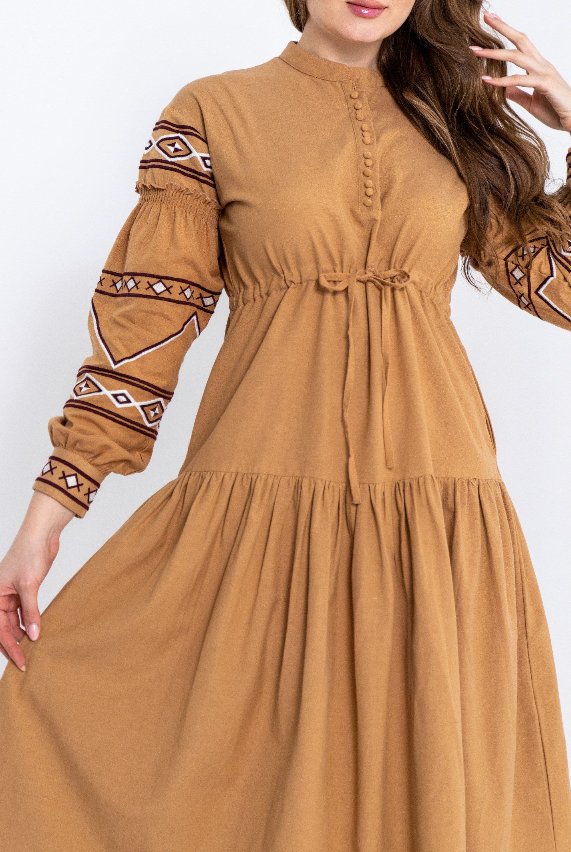 داليدرس فستان نسائي بأكمام طويلة مزين بتطريز على الصدر بيج