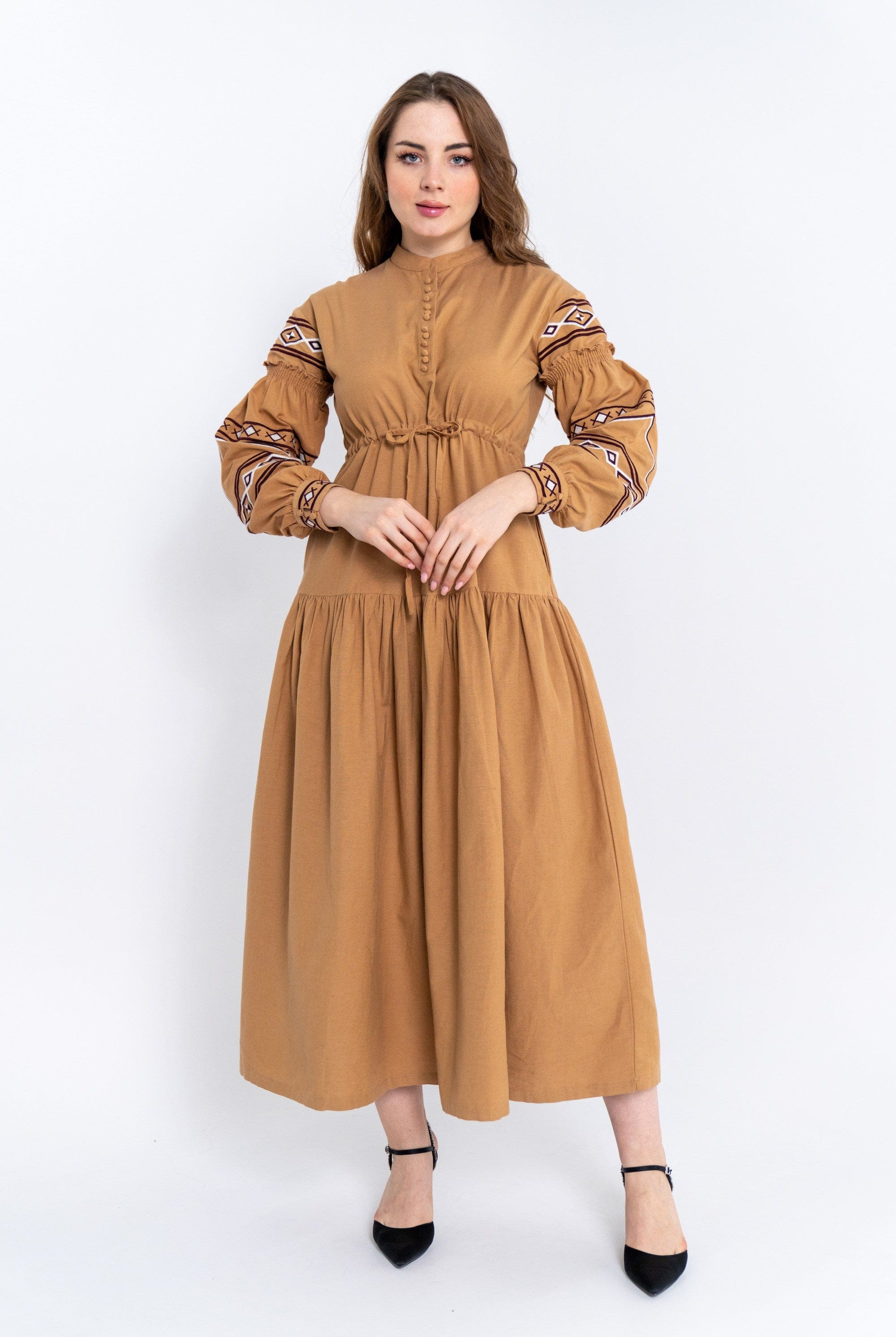 داليدرس فستان نسائي بأكمام طويلة مزين بتطريز على الصدر بيج