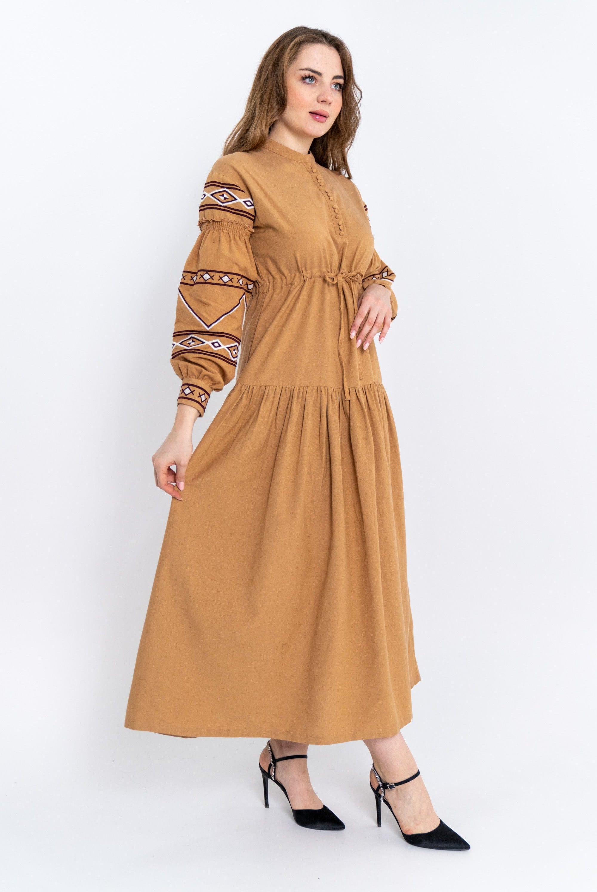 داليدرس فستان نسائي بأكمام طويلة مزين بتطريز على الصدر بيج