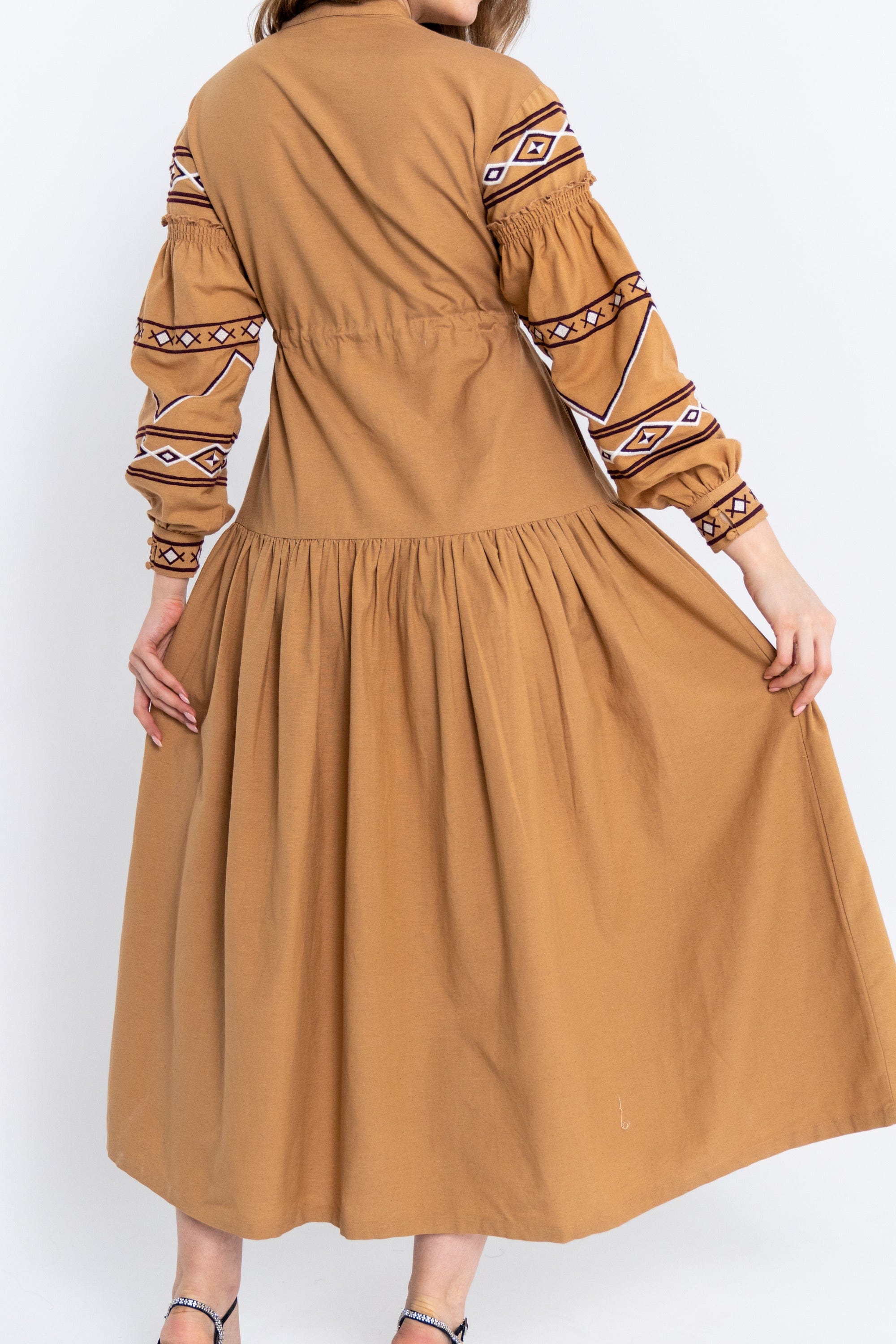 داليدرس فستان نسائي بأكمام طويلة مزين بتطريز على الصدر بيج