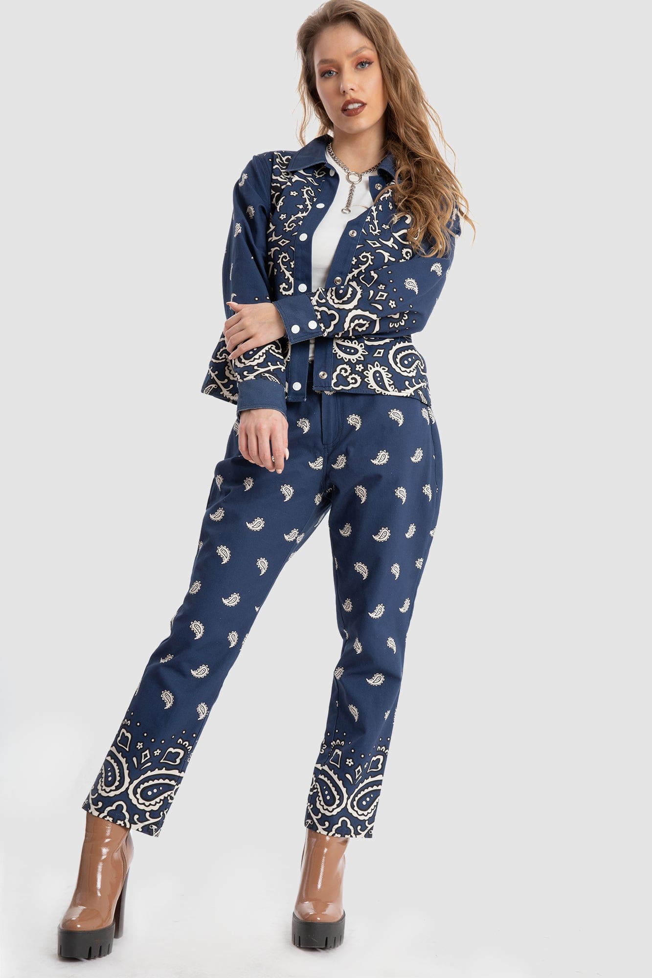 داليدرس جاكيت قصير منقوش بأزرار أمامية كم طويل نسائي أزرق/أبيض