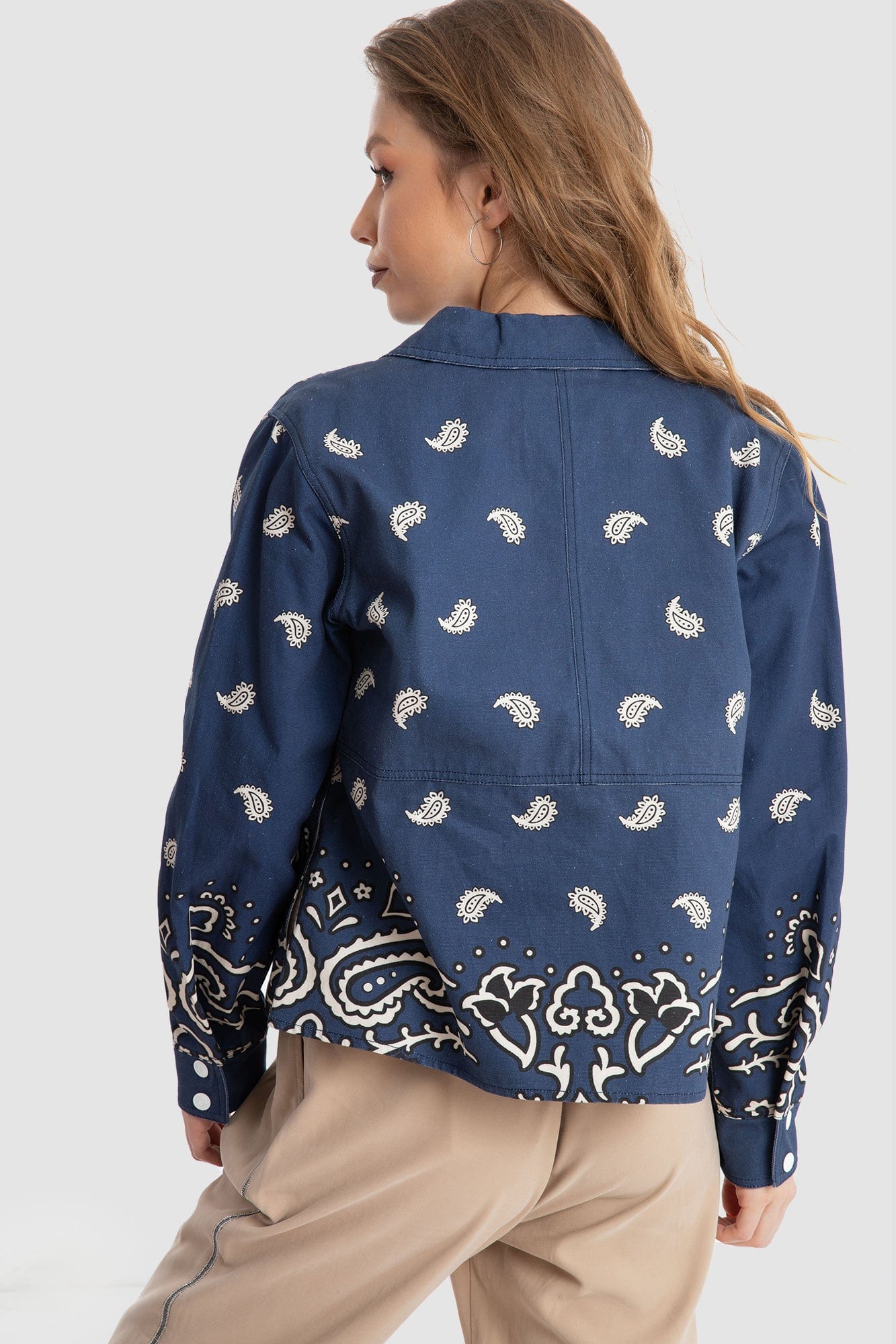 داليدرس جاكيت قصير منقوش بأزرار أمامية كم طويل نسائي أزرق/أبيض