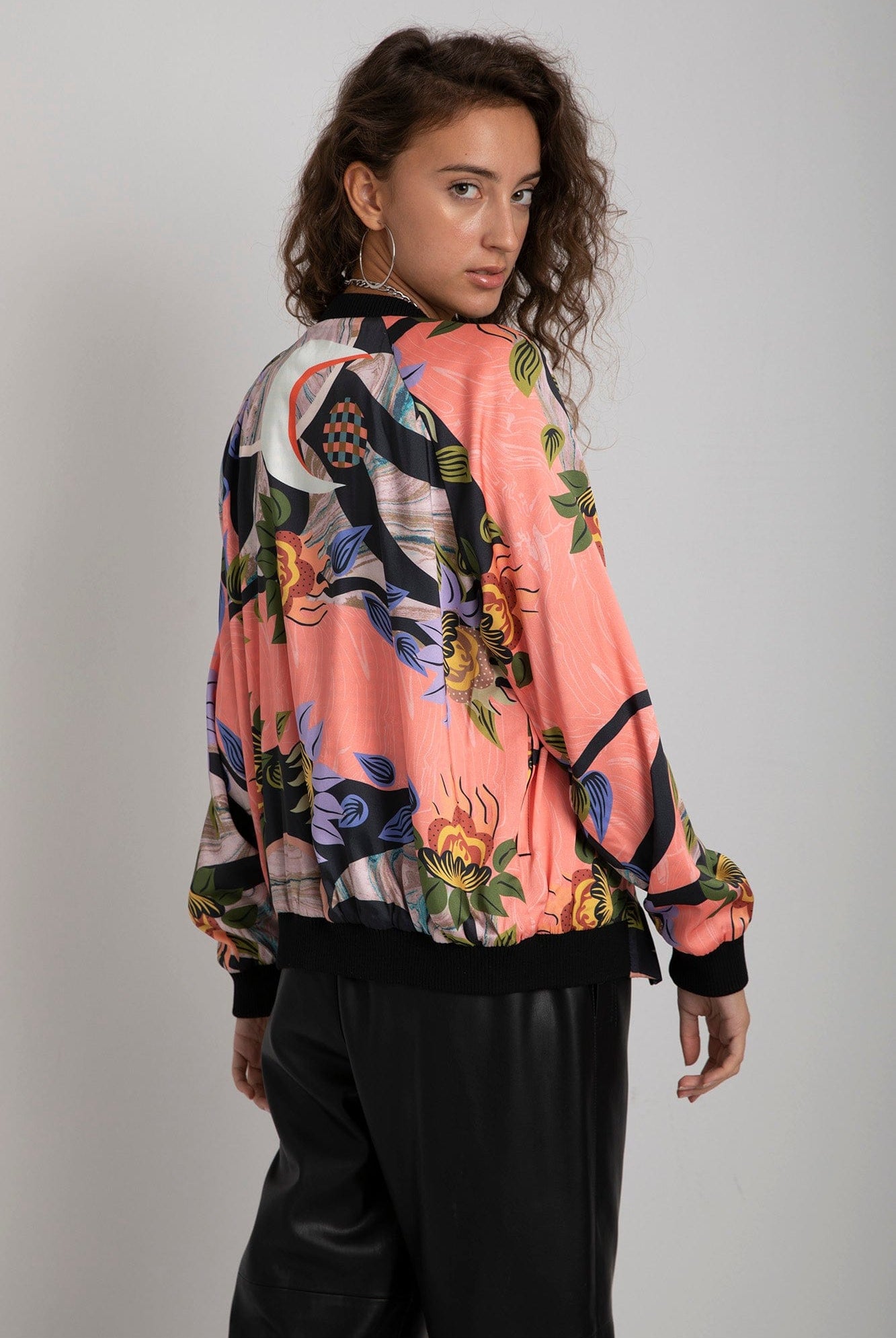 داليدرس جاكيت بطبعة أزهار بسحاب كم طويل وردي باهت