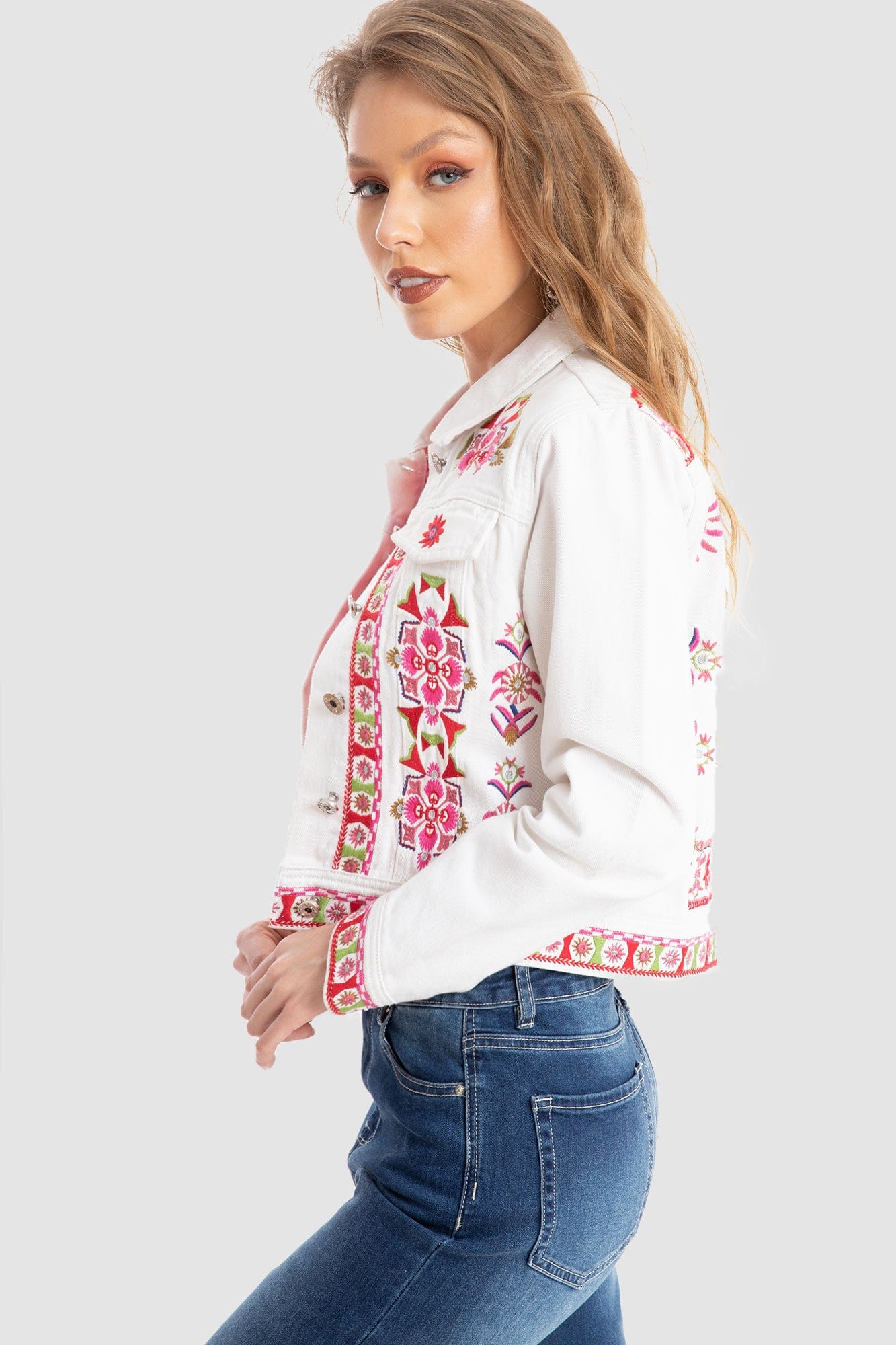 داليدرس جاكيت قصير منقوش مزين بالخيوط كم طويل نسائي أبيض/فوشيا