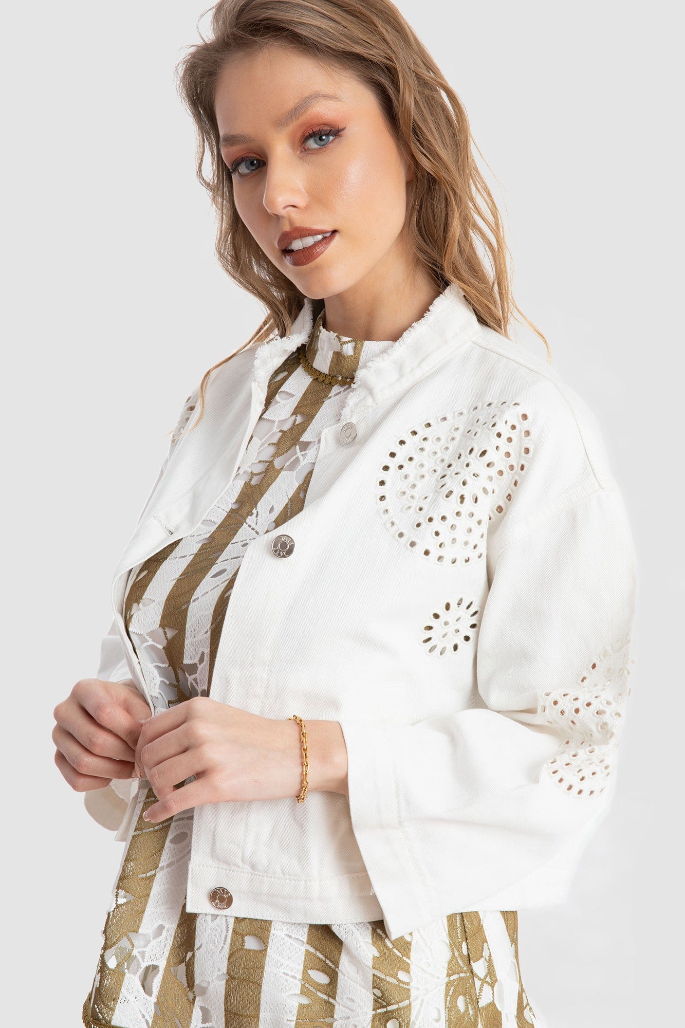 داليدرس جاكيت مخرم واسع قصير كم طويل نسائي أوف وايت