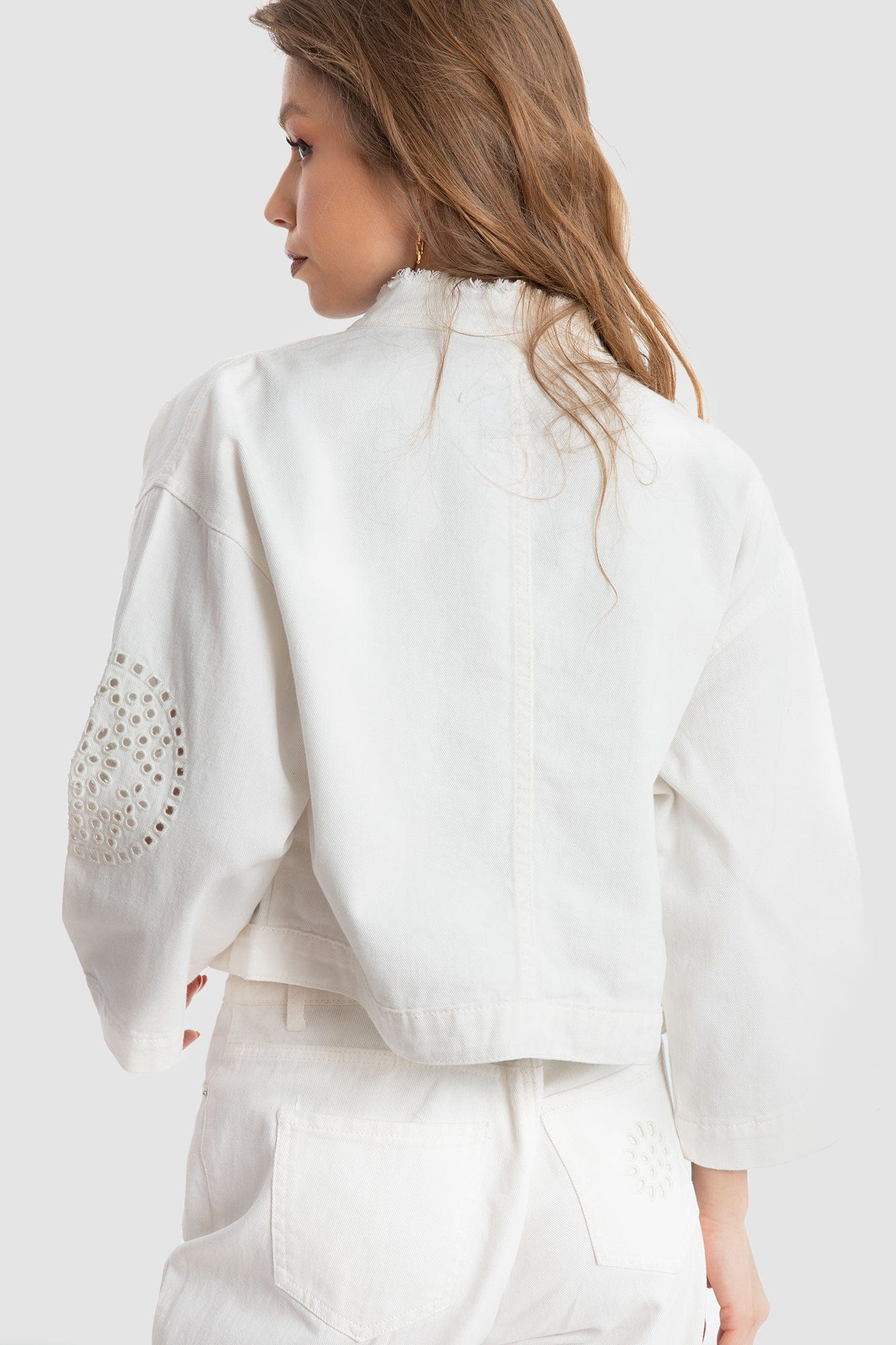 داليدرس جاكيت مخرم واسع قصير كم طويل نسائي أوف وايت