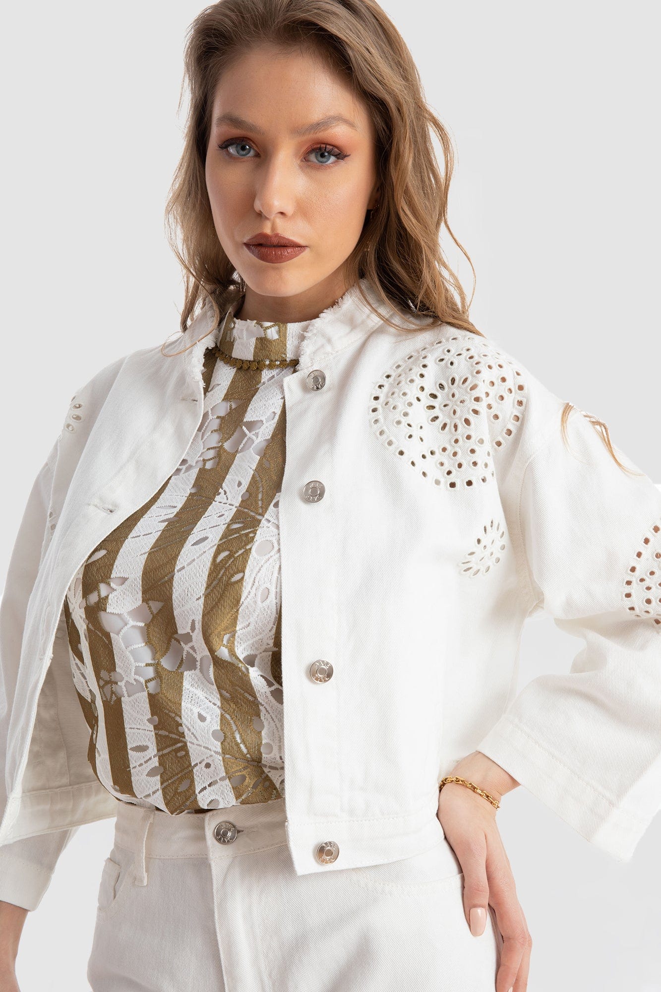 داليدرس جاكيت مخرم واسع قصير كم طويل نسائي أوف وايت