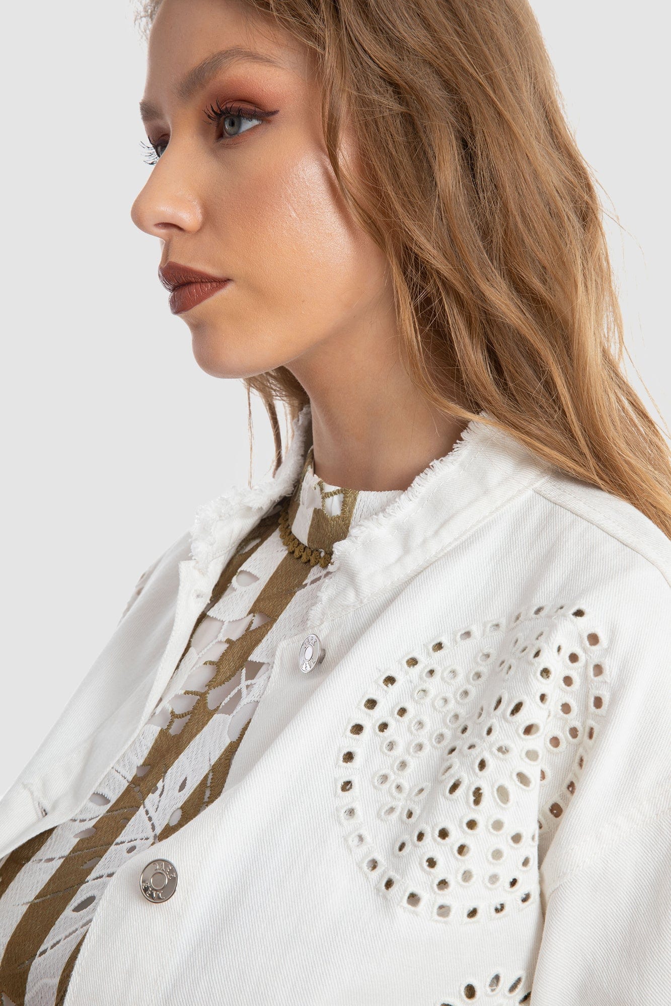 داليدرس جاكيت مخرم واسع قصير كم طويل نسائي أوف وايت